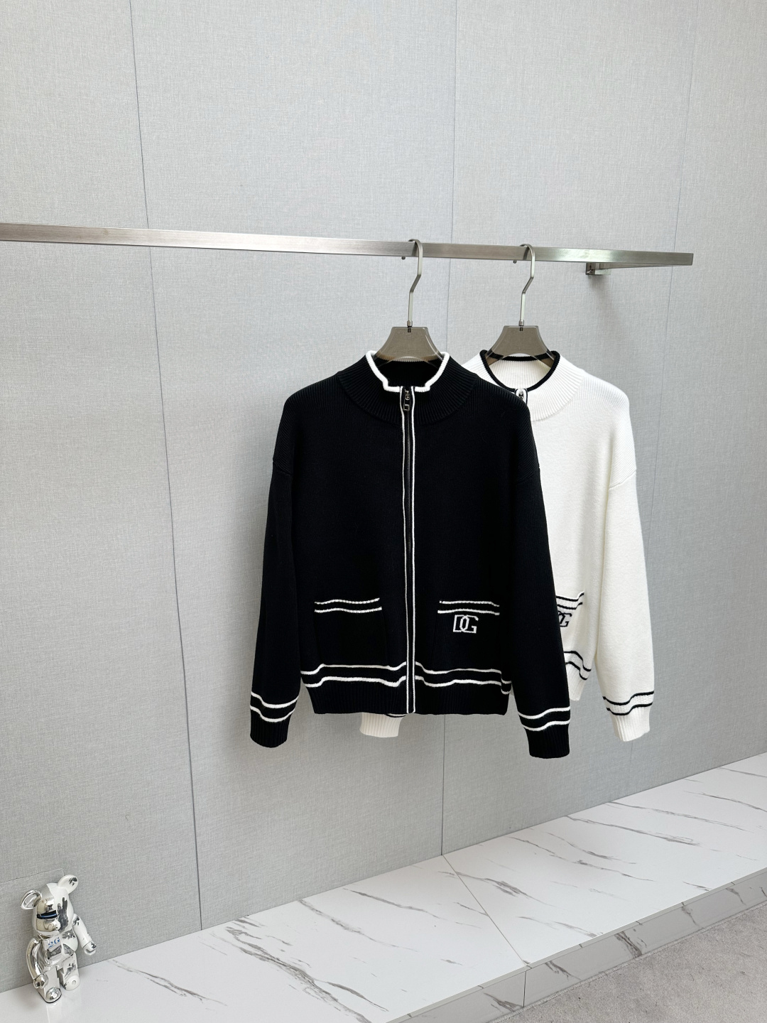 NO:572937,DG 2025 new sweater, fine embroidery, wool fabric, chest logo design!  Trading company channels are rare and available on the official website simultaneously!  Autumn and winter series classic design!  This sweater is made of imported knitted wool!  The soft and dense terry texture makes it breathable and comfortable to wear next to the skin. The color is beautiful, eye-catching and fashionable. The unique pattern will definitely make you stand out in the crowd!  Casual cut design!  The upper body effect is age-reducing and versatile, and it can be easily worn as a daily casual wear. Sizes M-3XL,,sweaters,alexander wang19860909DG 2025新款毛衣,精工刺绣,羊毛面料,胸前logo设计！贸易公司渠道稀出,同步官网发售！秋冬系列经典设计！此款毛衣甄选客供进口针织羊毛材质！柔软绵密的毛圈肌理,贴身穿着透气亲肤舒适,色彩靓丽、吸睛时髦度爆棚,与众不同的图案绝对可以让你在人群中出彩万分！休闲版型裁剪设计！上身效果减龄又百搭,轻松Get起日常休闲穿搭.尺码M-3XL,,sweaters,alexander wang,Men's clothing