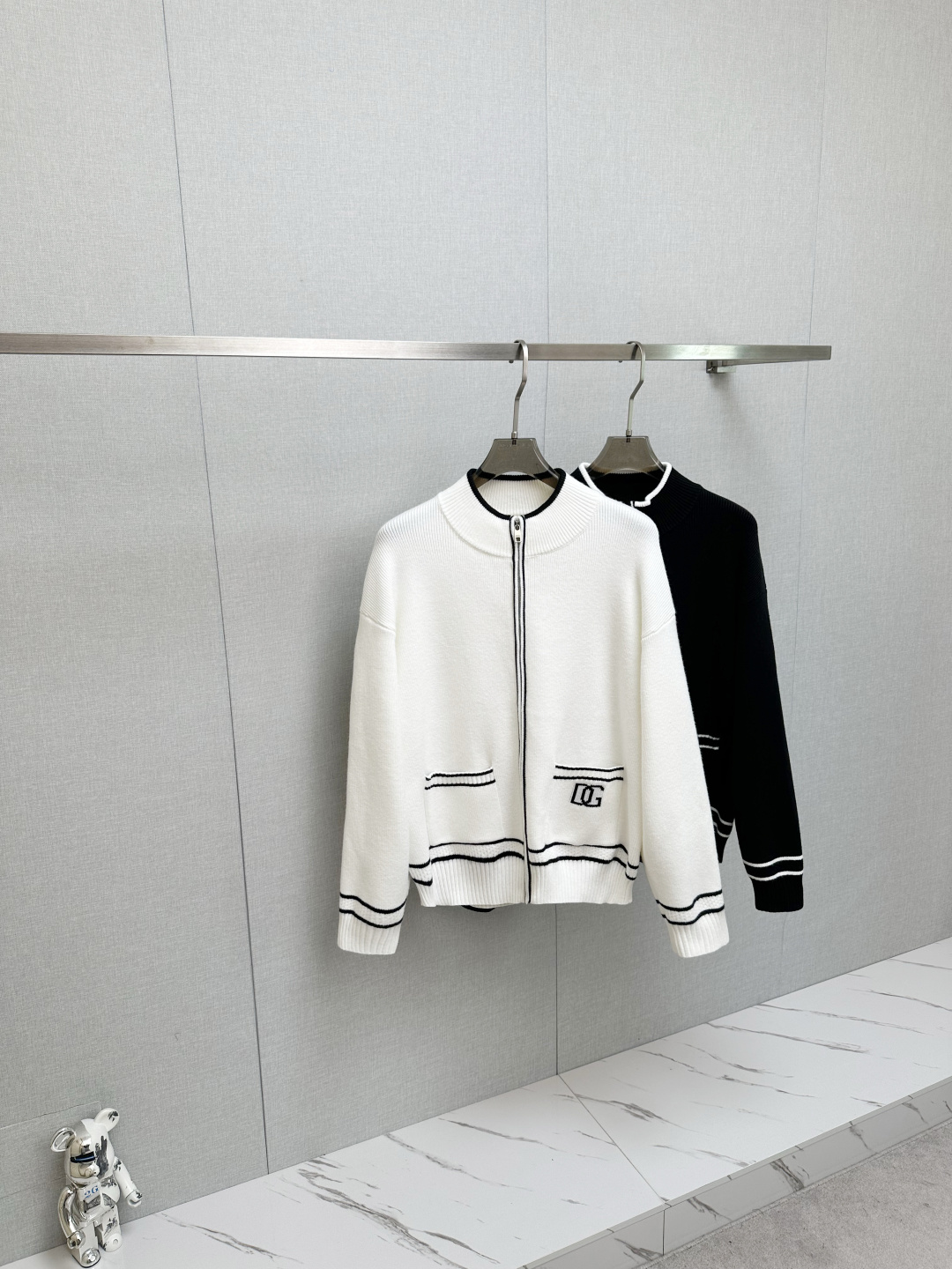 NO:657858,DG 2025 new sweater, fine embroidery, wool fabric, chest logo design!  Trading company channels are rare and available on the official website simultaneously!  Autumn and winter series classic design!  This sweater is made of imported knitted wool!  The soft and dense terry texture makes it breathable and comfortable to wear next to the skin. The color is beautiful, eye-catching and fashionable. The unique pattern will definitely make you stand out in the crowd!  Casual cut design!  The upper body effect is age-reducing and versatile, and it can be easily worn as a daily casual wear. Sizes M-3XL,,sweaters,alexander wang19860909DG 2025新款毛衣,精工刺绣,羊毛面料,胸前logo设计！贸易公司渠道稀出,同步官网发售！秋冬系列经典设计！此款毛衣甄选客供进口针织羊毛材质！柔软绵密的毛圈肌理,贴身穿着透气亲肤舒适,色彩靓丽、吸睛时髦度爆棚,与众不同的图案绝对可以让你在人群中出彩万分！休闲版型裁剪设计！上身效果减龄又百搭,轻松Get起日常休闲穿搭.尺码M-3XL,,sweaters,alexander wang,Men's clothing