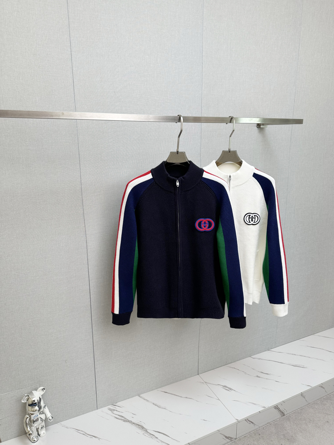 NO:657862,GUCCI 2025 new sweater, fine embroidery, wool fabric, chest logo design!  Trading company channels are rare and available on the official website simultaneously!  Autumn and winter series classic design!  This sweater is made of imported knitted wool!  The soft and dense terry texture makes it breathable and comfortable to wear next to the skin. The color is beautiful, eye-catching and fashionable. The unique pattern will definitely make you stand out in the crowd!  Casual cut design!  The upper body effect is age-reducing and versatile, making it easy to wear casually every day. Sizes M-3XL, gucci, sweaters, alexander wang19860909GUCCI 2025新款毛衣,精工刺绣,羊毛面料,胸前logo设计！贸易公司渠道稀出,同步官网发售！秋冬系列经典设计！此款毛衣甄选客供进口针织羊毛材质！柔软绵密的毛圈肌理,贴身穿着透气亲肤舒适,色彩靓丽、吸睛时髦度爆棚,与众不同的图案绝对可以让你在人群中出彩万分！休闲版型裁剪设计！上身效果减龄又百搭,轻松Get起日常休闲穿搭.尺码M-3XL,,gucci,sweaters,alexander wang,Men's clothing