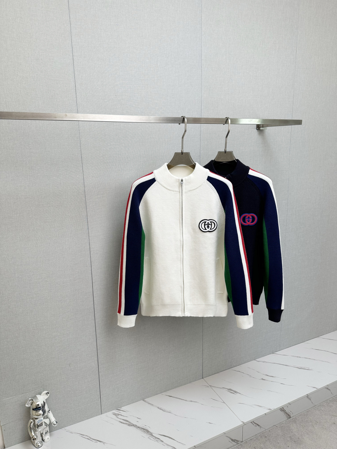 NO:572935,GUCCI 2025 new sweater, fine embroidery, wool fabric, chest logo design!  Trading company channels are rare and available on the official website simultaneously!  Autumn and winter series classic design!  This sweater is made of imported knitted wool!  The soft and dense terry texture makes it breathable and comfortable to wear next to the skin. The color is beautiful, eye-catching and fashionable. The unique pattern will definitely make you stand out in the crowd!  Casual cut design!  The upper body effect is age-reducing and versatile, making it easy to wear casually every day. Sizes M-3XL, gucci, sweaters, alexander wang19860909GUCCI 2025新款毛衣,精工刺绣,羊毛面料,胸前logo设计！贸易公司渠道稀出,同步官网发售！秋冬系列经典设计！此款毛衣甄选客供进口针织羊毛材质！柔软绵密的毛圈肌理,贴身穿着透气亲肤舒适,色彩靓丽、吸睛时髦度爆棚,与众不同的图案绝对可以让你在人群中出彩万分！休闲版型裁剪设计！上身效果减龄又百搭,轻松Get起日常休闲穿搭.尺码M-3XL,,gucci,sweaters,alexander wang,Men's clothing