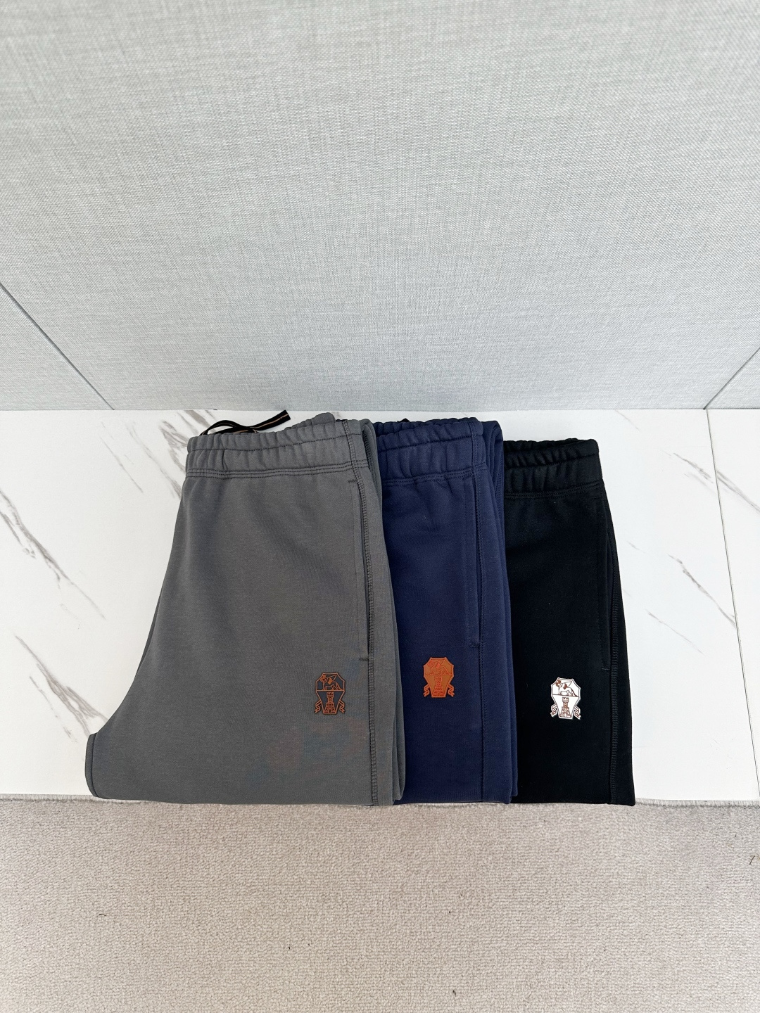 NO:549937,2025 autumn and winter super hot casual pants, using imported European fabrics, soft, comfortable and textured, original hardware accessories, very cool and exquisite details, super invincible upper body effect, and versatile trends. The traditional fabric is made of ingenious soft and delicate body, showing the excellent style of exquisite quality. A must-have style for autumn and winter!  A definitely worth having!  Size M—4XL, alexander wang198609092025秋冬超火爆休闲裤,选用欧洲进口面料,柔软舒适有质感,原版五金配件,非常炫酷细节处理精致,上身效果超级无敌赞,潮流百搭.尚选面料匠心而制 柔软细腻贴身,彰显卓越臻品风范 秋冬必备款式！绝对值得拥有的一条！尺码M—4XL,,alexander wang,Men's clothing