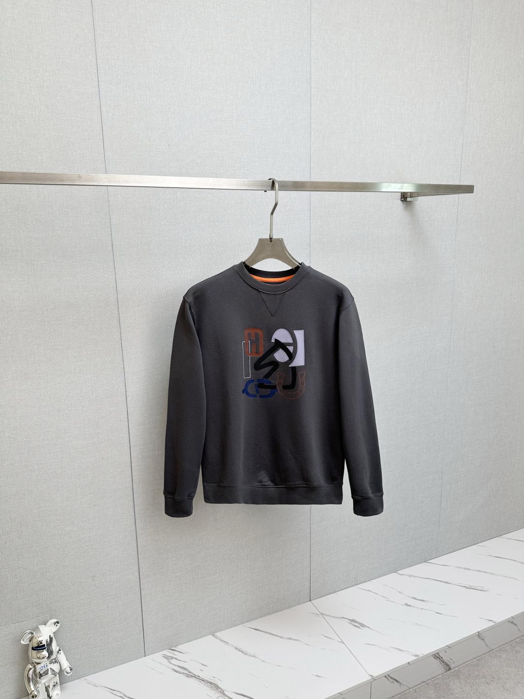 NO:549931,H 2025ss autumn and winter new products, long-sleeved sweatshirt, classic logo design, versatile style, released simultaneously on the official website, customized fabric, soft and delicate, comfortable and breathable, with a high skin-friendly feel, perfectly interpreting the brand's fashion trend!  Men’s wardrobe are indispensable, and they are low-key designs and must-haves. Dears, please buy them quickly!  Number of codes 48-58, hoodie, sweatshirts, alexander wang19860909H 2025ss秋冬新品 长袖卫衣 经典Logo设计,百搭款 官网同步发售 定制面料,柔软细腻 舒适透气,亲肤感极高,完美诠释出品牌的时尚潮流！男人的衣柜都少不了基础 是低调的设计 必备款,亲们赶紧入手！码数48—58,,hoodie,sweatshirts,alexander wang,Men's clothing