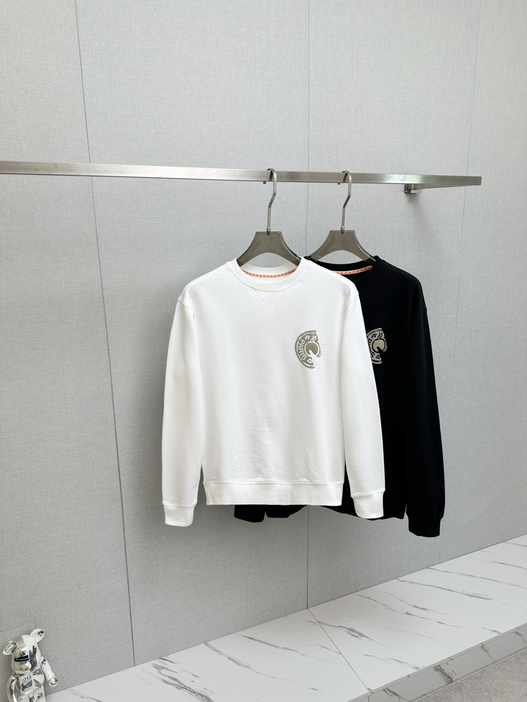 NO:598546,H 2025ss new fall and winter product, long-sleeved sweatshirt, classic logo design, versatile style, available simultaneously on the official website. Customized fabric, soft and delicate, comfortable and breathable, highly skin-friendly, perfectly interpreting the brand's fashion trend!  A man's wardrobe is indispensable for the basics. It is a low-key design and a must-have item. Dear friends, hurry up and get it!  Size 48—58,,hoodie,sweatshirts,alexander wang19860909H 2025ss秋冬新品 长袖卫衣 经典Logo设计,百搭款 官网同步发售 定制面料,柔软细腻 舒适透气,亲肤感极高,完美诠释出品牌的时尚潮流！男人的衣柜都少不了基础 是低调的设计 必备款,亲们赶紧入手！码数48—58,,hoodie,sweatshirts,alexander wang,Men's clothing