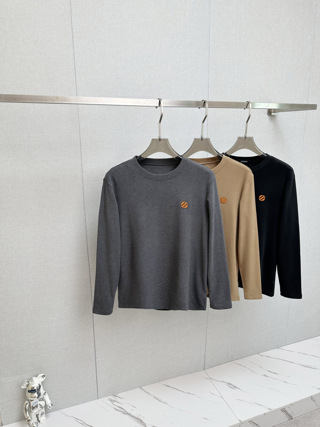 NO:549927,Z 2025ss autumn and winter new products, long-sleeved tops, classic logo design, versatile models, released simultaneously on the official website. Customized fabrics, soft and delicate, comfortable and breathable, with a high skin-friendly feel, perfectly interpreting the brand's fashion trend!  Men’s wardrobe are indispensable, and they are low-key designs and must-haves. Dears, please buy them quickly!  Number of codes 48-58, alexander wang19860909Z 2025ss秋冬新品 长袖上衣,经典Logo设计,百搭款 官网同步发售 定制面料,柔软细腻 舒适透气,亲肤感极高,完美诠释出品牌的时尚潮流！男人的衣柜都少不了基础 是低调的设计 必备款,亲们赶紧入手！码数48—58,,alexander wang,Men's clothing