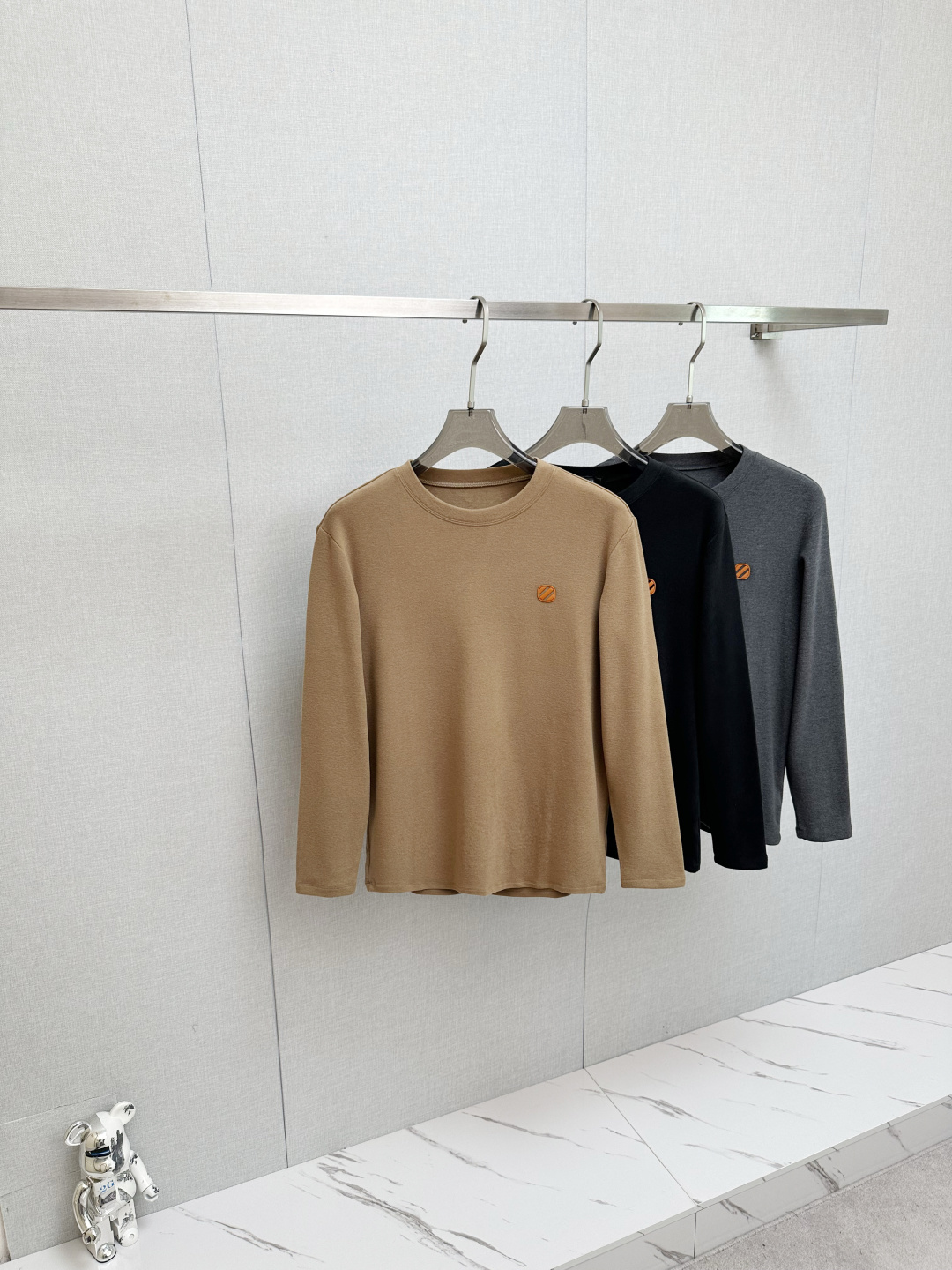 NO:598549,Z 2025ss new autumn and winter products, long-sleeved tops, classic logo design, versatile styles, available simultaneously on the official website. Customized fabrics, soft and delicate, comfortable and breathable, highly skin-friendly, perfectly interpreting the brand's fashion trend!  A man's wardrobe is indispensable for the basics. It is a low-key design and a must-have item. Dear friends, hurry up and get it!  Code number 48-58,,alexander wang19860909Z 2025ss秋冬新品 长袖上衣,经典Logo设计,百搭款 官网同步发售 定制面料,柔软细腻 舒适透气,亲肤感极高,完美诠释出品牌的时尚潮流！男人的衣柜都少不了基础 是低调的设计 必备款,亲们赶紧入手！码数48—58,,alexander wang,Men's clothing