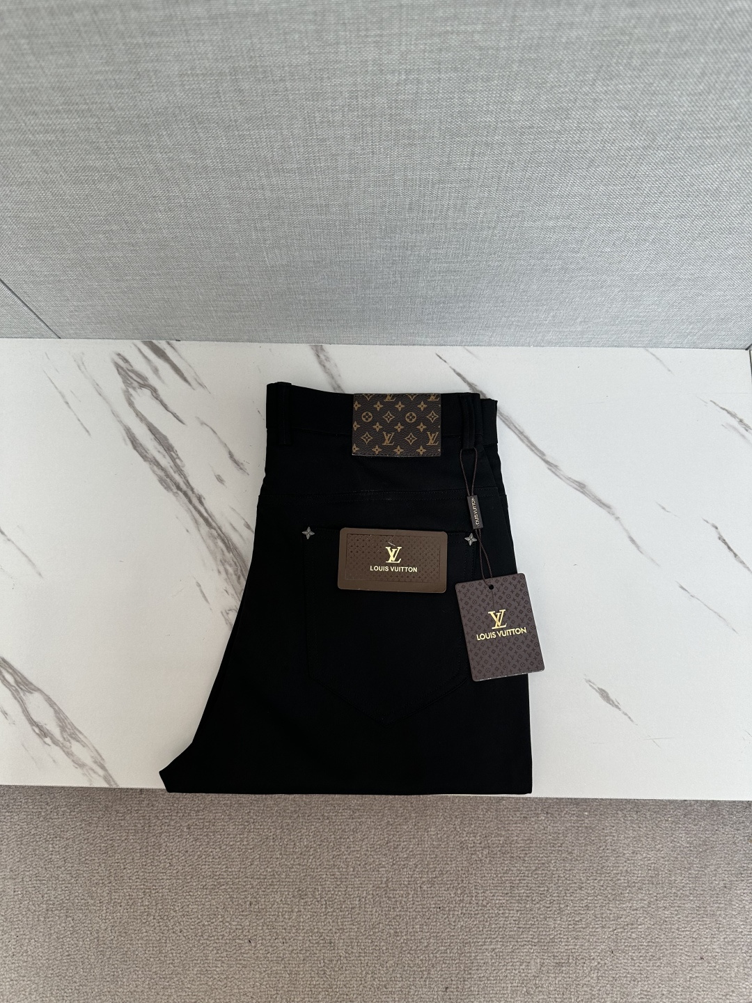 NO:601938,LV men's original trousers highly recommended!  This model uses original exclusive fabrics!  The craftsmanship is top-notch, and the design, logo, and hardware decoration are all top-notch!  It has a strong three-dimensional sense and is visually stunning. The pattern is presented by the iconic brand pattern. It is very recognizable and high-end and fashionable, and effectively demonstrates your identity!  In addition, it feels full of cotton, has both comfort and breathability, is extremely delicate to the touch, and has excellent skin-friendliness!  The details are perfect, all kinds of exquisite and elegant, the shape is very strong, the upper body is full of shape, it is a unique type on the market!  Size 29-38,,louis vuitton,alexander wang19860909LV 男士原单西裤 重磅推荐！此款所运用原版专属面料！还是工艺都堪称顶尖,设计logo五金修饰！立体感极强,视觉极其惊艳震撼,图案由标志性的品牌图案呈现,辨识度非常鲜明且高级时髦,有力彰显身份！此外棉感十足,舒适性与透气性兼备,触感极为细腻,亲肤性绝佳！细节完美如斯,各种精湛考究 造型感极强,上身型款十足,属于市面独一无二的类型！尺码29-38,,louis vuitton,alexander wang,Men's clothing