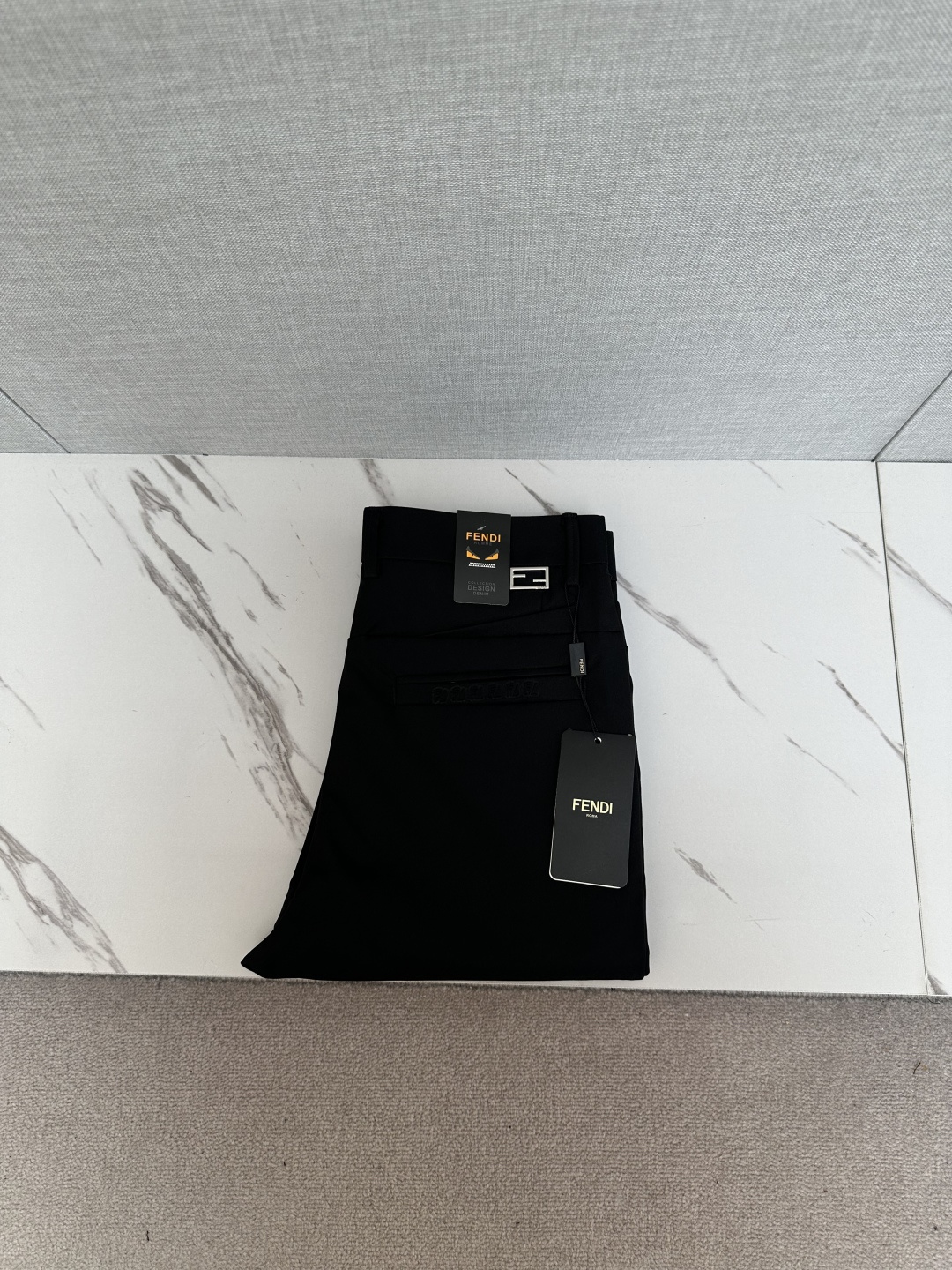 NO:601916,FD men's original trousers highly recommended!  This model uses original exclusive fabrics!  The craftsmanship is top-notch, and the design, logo, and hardware decoration are all top-notch!  It has a strong three-dimensional sense and is visually stunning. The pattern is presented by the iconic brand pattern. It is very recognizable and high-end and fashionable, and effectively demonstrates your identity!  In addition, it feels full of cotton, has both comfort and breathability, is extremely delicate to the touch, and has excellent skin-friendliness!  The details are perfect, all kinds of exquisite and elegant, the shape is very strong, the upper body is full of shape, it is a unique type on the market!  Size 29-38,,alexander wang19860909FD 男士原单西裤 重磅推荐！此款所运用原版专属面料！还是工艺都堪称顶尖,设计logo五金修饰！立体感极强,视觉极其惊艳震撼,图案由标志性的品牌图案呈现,辨识度非常鲜明且高级时髦,有力彰显身份！此外棉感十足,舒适性与透气性兼备,触感极为细腻,亲肤性绝佳！细节完美如斯,各种精湛考究 造型感极强,上身型款十足,属于市面独一无二的类型！尺码29-38,,alexander wang,Men's clothing