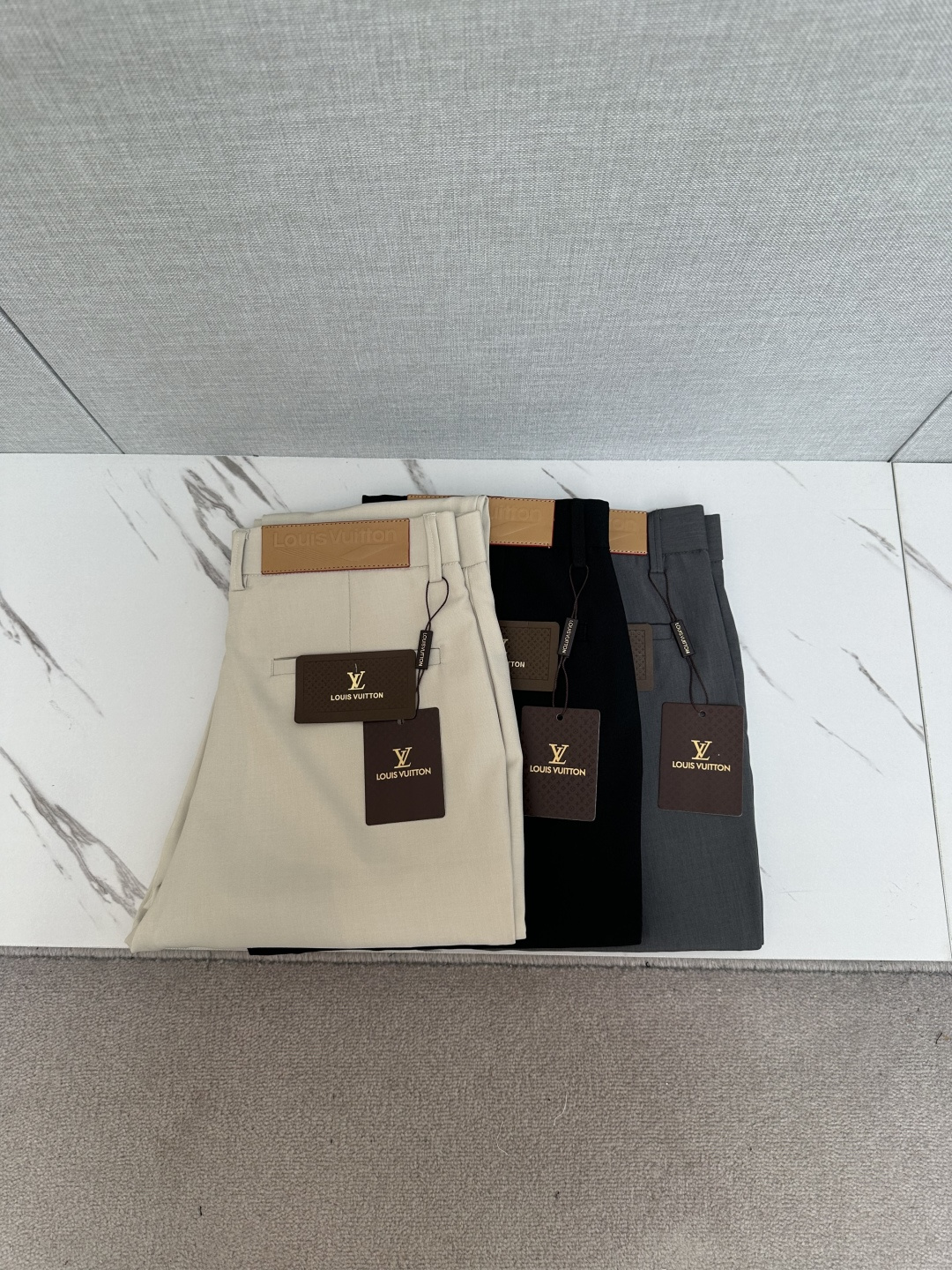 NO:601919,LV men's original trousers highly recommended!  This model uses original exclusive fabrics!  The craftsmanship is top-notch, and the design, logo, and hardware decoration are all top-notch!  It has a strong three-dimensional sense and is visually stunning. The pattern is presented by the iconic brand pattern. It is very recognizable and high-end and fashionable, and effectively demonstrates your identity!  In addition, it feels full of cotton, has both comfort and breathability, is extremely delicate to the touch, and has excellent skin-friendliness!  The details are perfect, all kinds of exquisite and elegant, the shape is very strong, the upper body is full of shape, it is a unique type on the market!  Size 29-38,,louis vuitton,alexander wang19860909LV 男士原单西裤 重磅推荐！此款所运用原版专属面料！还是工艺都堪称顶尖,设计logo五金修饰！立体感极强,视觉极其惊艳震撼,图案由标志性的品牌图案呈现,辨识度非常鲜明且高级时髦,有力彰显身份！此外棉感十足,舒适性与透气性兼备,触感极为细腻,亲肤性绝佳！细节完美如斯,各种精湛考究 造型感极强,上身型款十足,属于市面独一无二的类型！尺码29-38,,louis vuitton,alexander wang,Men's clothing