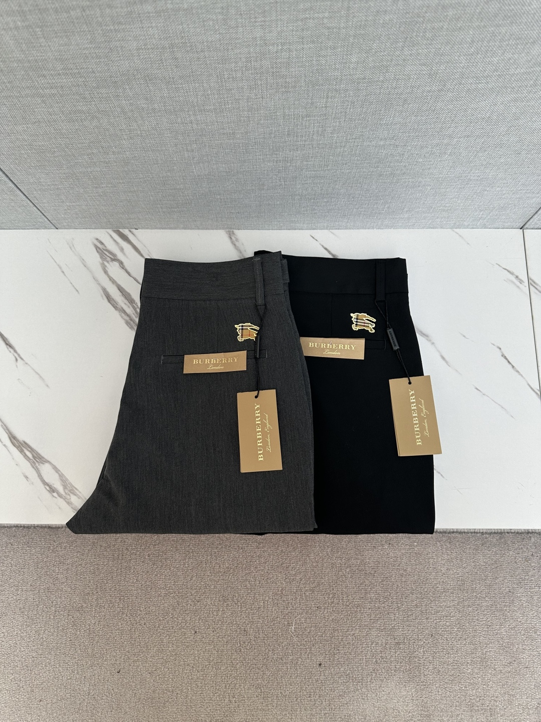 NO:601925,BURB men's original trousers highly recommended!  This model uses original exclusive fabrics!  The craftsmanship is top-notch, and the design, logo, and hardware decoration are all top-notch!  It has a strong three-dimensional sense and is visually stunning. The pattern is presented by the iconic brand pattern. It is very recognizable and high-end and fashionable, and effectively demonstrates your identity!  In addition, it feels full of cotton, has both comfort and breathability, is extremely delicate to the touch, and has excellent skin-friendliness!  The details are perfect, all kinds of exquisite and elegant, the shape is very strong, the upper body is full of shape, it is a unique type on the market!  Size 29-36,,burberry,alexander wang19860909BURB 男士原单西裤 重磅推荐！此款所运用原版专属面料！还是工艺都堪称顶尖,设计logo五金修饰！立体感极强,视觉极其惊艳震撼,图案由标志性的品牌图案呈现,辨识度非常鲜明且高级时髦,有力彰显身份！此外棉感十足,舒适性与透气性兼备,触感极为细腻,亲肤性绝佳！细节完美如斯,各种精湛考究 造型感极强,上身型款十足,属于市面独一无二的类型！尺码29-36,,burberry,alexander wang,Men's clothing