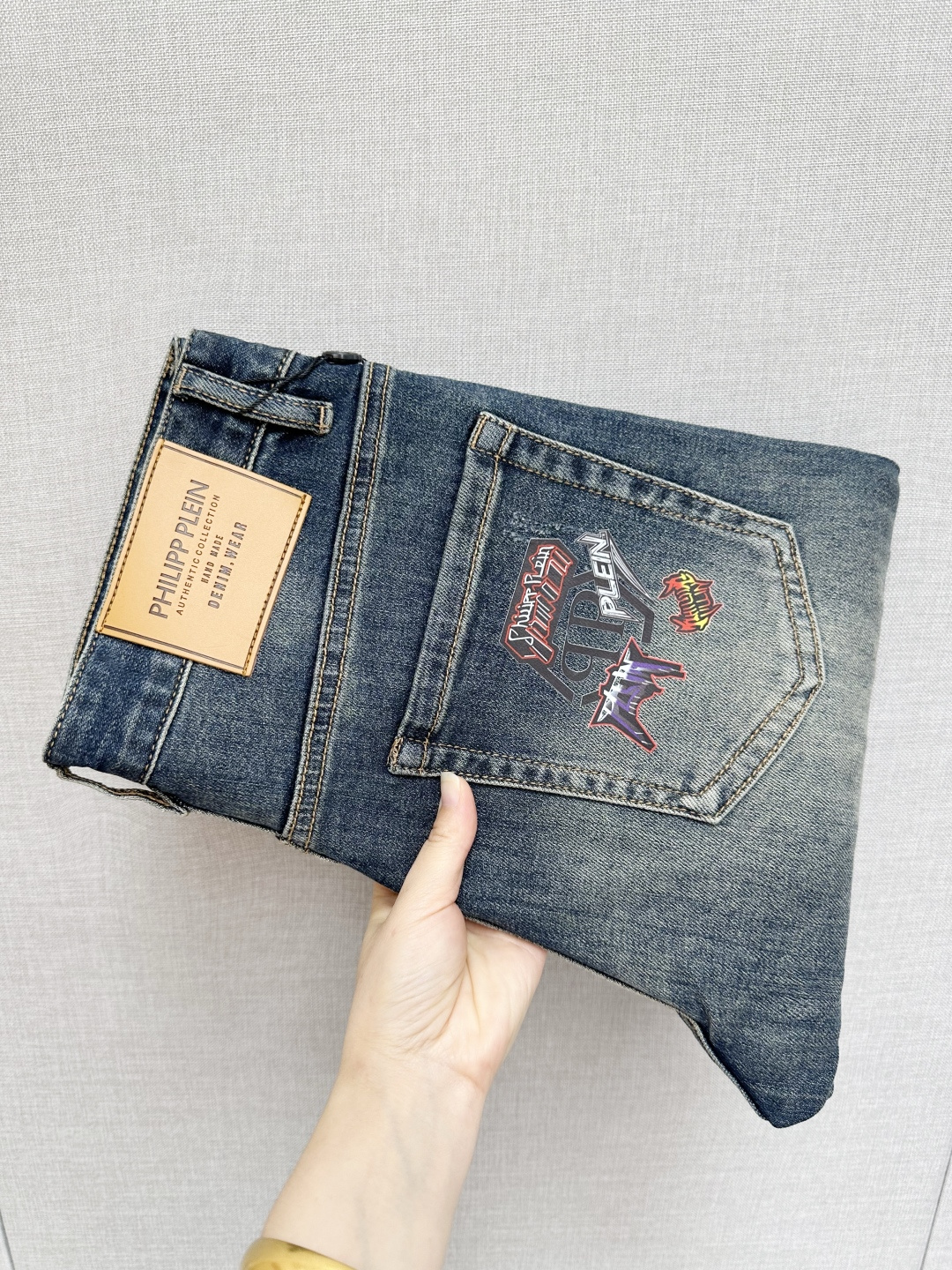 NO:601920,The official website counter is on sale at the same time, the original order is very good, a super stylish pair of jeans, customized original washed denim fabric, unique design, top-notch printing technology letter pattern logo, original hardware accessories decoration, an extremely outstanding pair of jeans, the materials and craftsmanship are extremely luxurious and exquisite, extremely high-grade, handsome and stylish upper body, recommended, code number 29-38, jeans, alexander wang19860909官网专柜同步有售,原单狠货,超级有范儿的一款牛仔裤,定制原版水洗牛仔面料,独特设计,顶级印花工艺字母图案logo,原版五金辅料装饰,极为翘楚的一款牛仔裤,用料与工艺都极致奢华精湛,档次极高,上身帅气有型,推荐,码数29—38,,jeans,alexander wang,Men's clothing