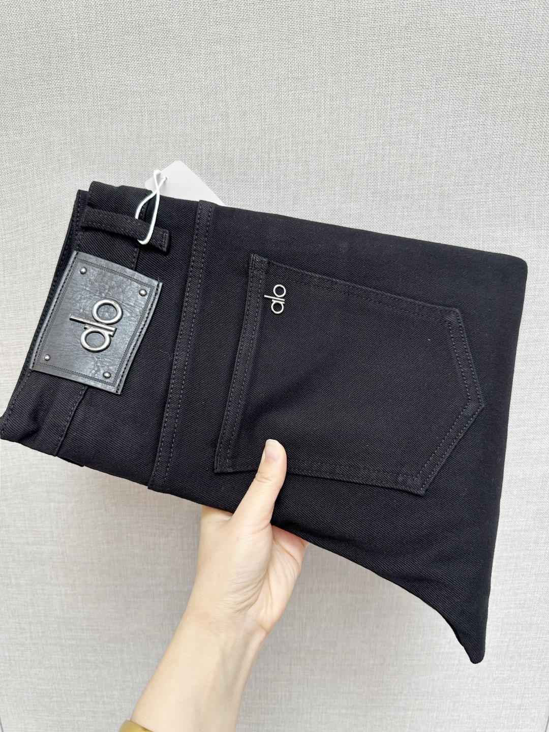 NO:601917,AL official website counters are available at the same time, original orders, super stylish jeans, customized original washed denim fabric, unique design, top-notch printing technology letter pattern logo, original hardware accessories decoration, an extremely outstanding pair of jeans, the materials and craftsmanship are extremely luxurious and exquisite, extremely high-grade, handsome and stylish upper body, recommended, code number 29-38,, jeans, alexander wang19860909AL 官网专柜同步有售,原单狠货,超级有范儿的一款牛仔裤,定制原版水洗牛仔面料,独特设计,顶级印花工艺字母图案logo,原版五金辅料装饰,极为翘楚的一款牛仔裤,用料与工艺都极致奢华精湛,档次极高,上身帅气有型,推荐,码数29—38,,jeans,alexander wang,Men's clothing