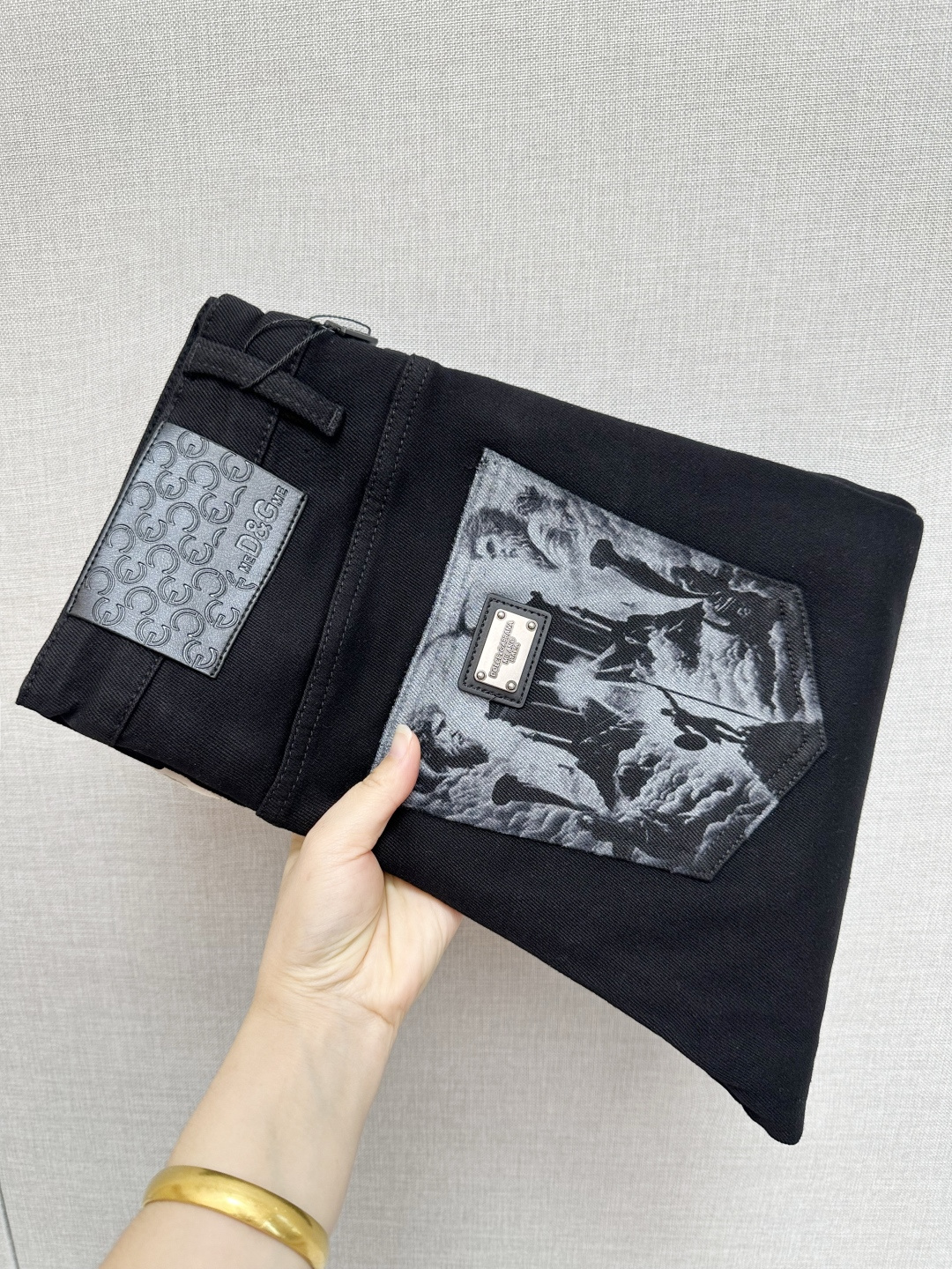 NO:601932,DG official website counters are available at the same time, the original order is very good, a super stylish pair of jeans, customized original washed denim fabric, unique design, top-notch printing technology letter pattern logo, original hardware accessories decoration, an extremely outstanding pair of jeans, the materials and craftsmanship are extremely luxurious and exquisite, extremely high-grade, handsome and stylish upper body, recommended, code number 29-38,, jeans, alexander wang19860909DG 官网专柜同步有售,原单狠货,超级有范儿的一款牛仔裤,定制原版水洗牛仔面料,独特设计,顶级印花工艺字母图案logo,原版五金辅料装饰,极为翘楚的一款牛仔裤,用料与工艺都极致奢华精湛,档次极高,上身帅气有型,推荐,码数29—38,,jeans,alexander wang,Men's clothing