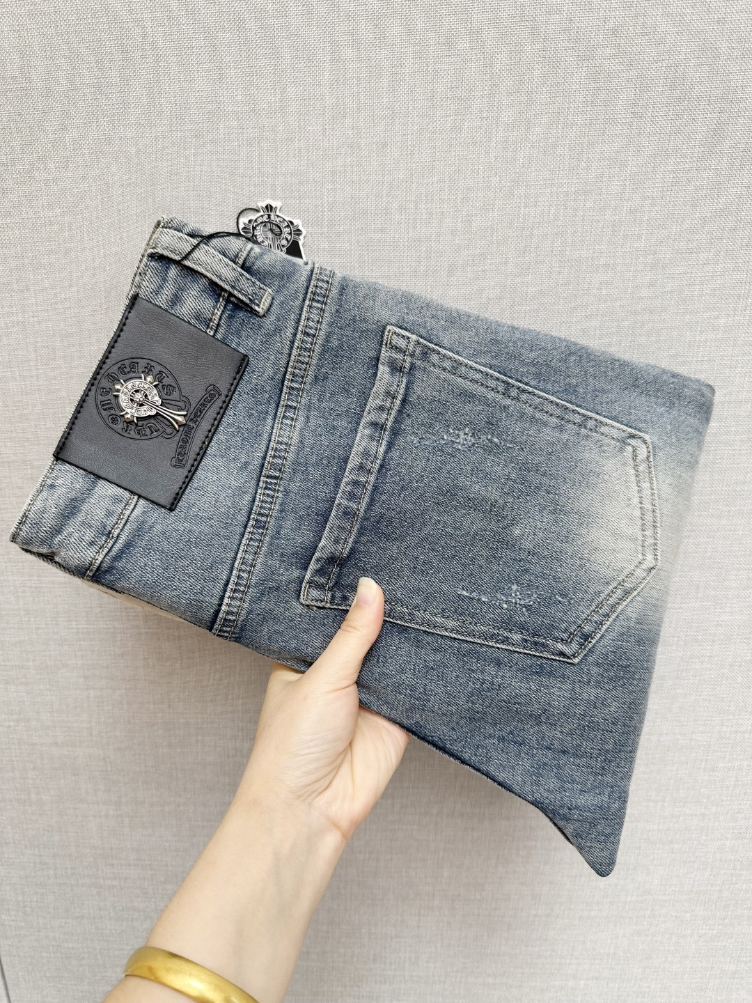 NO:601935,Chrome Hearts official website counter is available at the same time, the original order is very good, a super stylish pair of jeans, customized original washed denim fabric, unique design, top printing technology letter pattern logo, original hardware accessories decoration, an extremely outstanding pair of jeans, the materials and craftsmanship are extremely luxurious and exquisite, extremely high grade, handsome and stylish upper body, recommended, code number 29-38,, chrome hearts, jeans, alexander wang19860909克罗心 官网专柜同步有售,原单狠货,超级有范儿的一款牛仔裤,定制原版水洗牛仔面料,独特设计,顶级印花工艺字母图案logo,原版五金辅料装饰,极为翘楚的一款牛仔裤,用料与工艺都极致奢华精湛,档次极高,上身帅气有型,推荐,码数29—38,,chrome hearts,jeans,alexander wang,Men's clothing