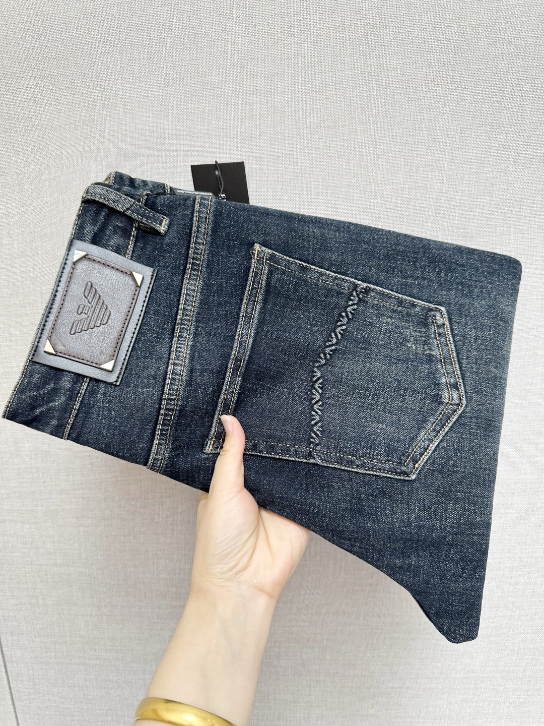 NO:601934,Amani's official website counters are available at the same time, original items, super stylish jeans, customized original washed denim fabric, unique design, top-notch printing technology letter pattern logo, original hardware accessories decoration, an extremely outstanding pair of jeans, the materials and craftsmanship are extremely luxurious and exquisite, extremely high-grade, handsome and stylish upper body, recommended, size 29-38, jeans, alexander wang19860909Amani 官网专柜同步有售,原单狠货,超级有范儿的一款牛仔裤,定制原版水洗牛仔面料,独特设计,顶级印花工艺字母图案logo,原版五金辅料装饰,极为翘楚的一款牛仔裤,用料与工艺都极致奢华精湛,档次极高,上身帅气有型,推荐,码数29—38,,jeans,alexander wang,Men's clothing