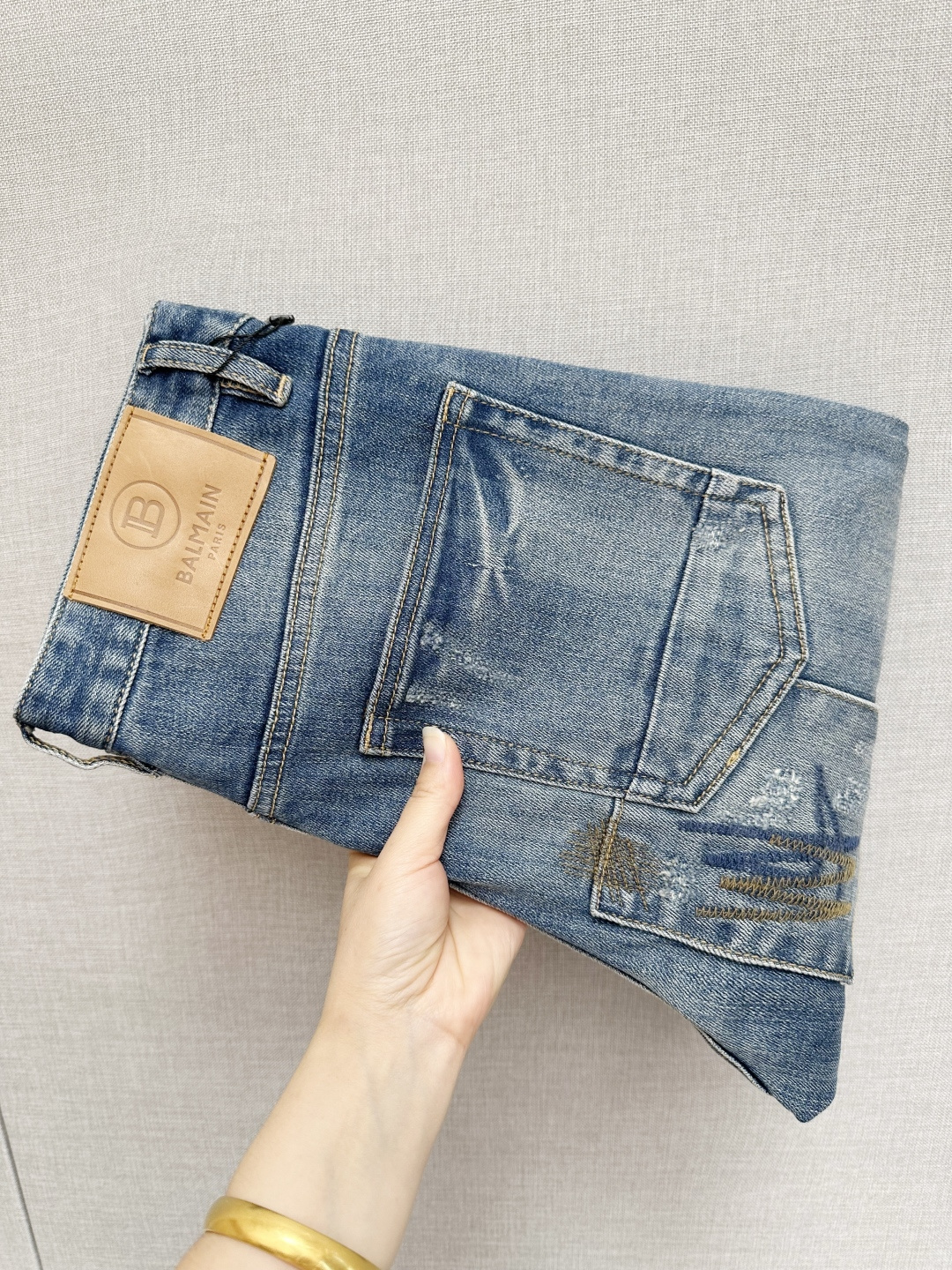 NO:601928,B. The official website counter is available at the same time, original order, super stylish jeans, customized original washed denim fabric, unique design, top-notch printing technology letter pattern logo, original hardware accessories decoration, extremely outstanding jeans, the materials and craftsmanship are extremely luxurious and exquisite, extremely high grade, handsome and stylish upper body, recommended, code number 29-38,, jeans, alexander wang19860909B 官网专柜同步有售,原单狠货,超级有范儿的一款牛仔裤,定制原版水洗牛仔面料,独特设计,顶级印花工艺字母图案logo,原版五金辅料装饰,极为翘楚的一款牛仔裤,用料与工艺都极致奢华精湛,档次极高,上身帅气有型,推荐,码数29—38,,jeans,alexander wang,Men's clothing