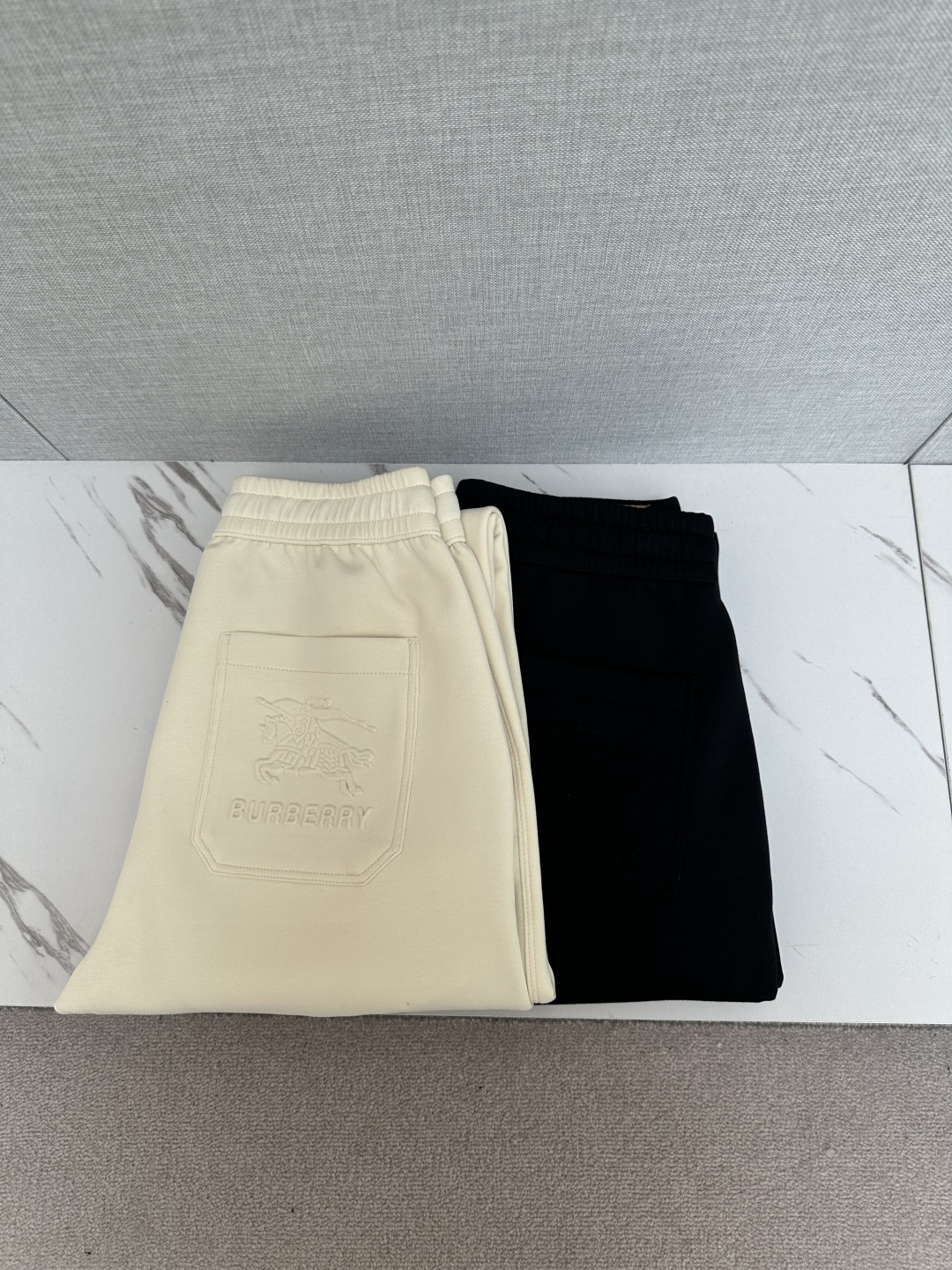 NO:565453,BURB super popular casual pants, soft, comfortable and textured, original hardware accessories, very cool and exquisite details, the upper body effect is super amazing, trendy and versatile. Made with exquisite fabrics, it shows the outstanding style of the product. A must-have style!  Definitely one worth owning!  Size M—4XL,,burberry,alexander wang19860909BURB 超火爆休闲裤,柔软舒适有质感,原版五金配件,非常炫酷细节处理精致,上身效果超级无敌赞,潮流百搭.尚选面料匠心而制 彰显卓越臻品风范 必备款式！绝对值得拥有的一条！尺码M—4XL,,burberry,alexander wang,Men's clothing