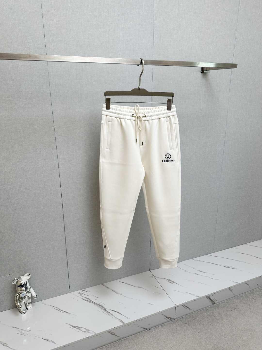 NO:565459,LULU super popular casual pants, soft, comfortable and textured, original hardware accessories, very cool and exquisite details, the upper body effect is super amazing, trendy and versatile. Made with exquisite fabrics, it shows the excellent style of the product. A must-have style!  Definitely one worth owning!  Size M—4XL,,alexander wang19860909LULU 超火爆休闲裤,柔软舒适有质感,原版五金配件,非常炫酷细节处理精致,上身效果超级无敌赞,潮流百搭.尚选面料匠心而制 彰显卓越臻品风范 必备款式！绝对值得拥有的一条！尺码M—4XL,,alexander wang,Men's clothing