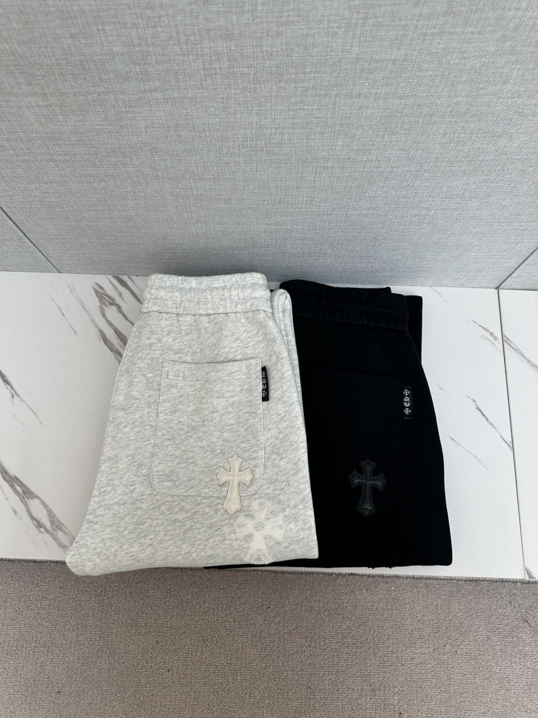 NO:565471,Crow's super popular casual pants, soft, comfortable and textured, with original hardware and accessories, very cool and exquisite details, the upper body effect is super amazing, trendy and versatile. Made with exquisite fabrics, it shows the outstanding style of high-end products. A must-have style!  Definitely one worth owning!  Size M—4XL,,chrome hearts,alexander wang19860909克罗 超火爆休闲裤,柔软舒适有质感,原版五金配件,非常炫酷细节处理精致,上身效果超级无敌赞,潮流百搭.尚选面料匠心而制 彰显卓越臻品风范 必备款式！绝对值得拥有的一条！尺码M—4XL,,chrome hearts,alexander wang,Men's clothing