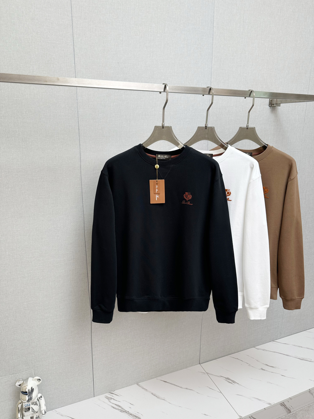 NO:565484,LP 1945ss new fall product, long-sleeved sweatshirt, classic logo design, versatile style. Available simultaneously on the official website. Customized fabric, soft and delicate, highly skin-friendly, perfectly interpreting the brand's fashion trend!  A man's wardrobe is indispensable for the basics. It is a low-key design and a must-have item. Dear friends, hurry up and get it!  Size M-4XL,,loro piana,hoodie,sweatshirts,alexander wang19860909LP 1945ss秋季新品 长袖卫衣,经典Logo设计,百搭款 官网同步发售 定制面料,柔软细腻,亲肤感极高,完美诠释出品牌的时尚潮流！男人的衣柜都少不了基础 是低调的设计 必备款,亲们赶紧入手！码数M-4XL,,loro piana,hoodie,sweatshirts,alexander wang,Men's clothing