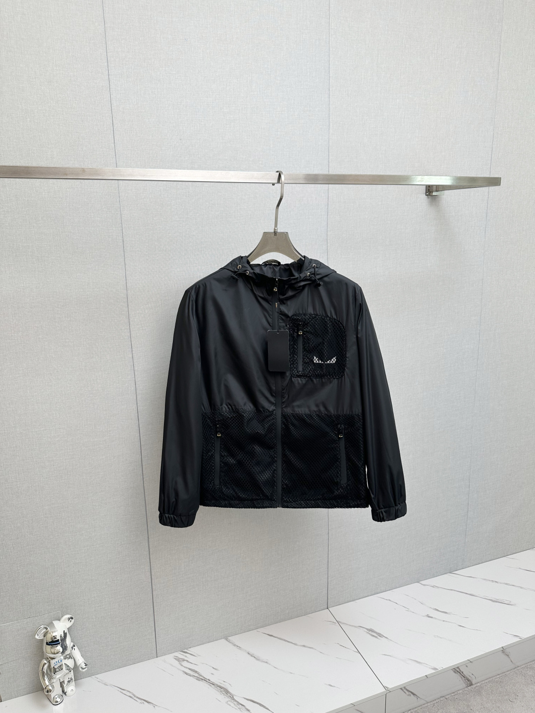 NO:567158,FD Fendi's new jackets and coats are hot-selling products on the official website. Channel goods are high-end customized. The quality can withstand any form of inspection, giving you a unique upper body experience!  All have gone through a strict selection process and are customized with original accessories. They are fashionable and versatile. The upper body is elegant and handsome, full of personality, and has a brand-new visual sense. M—3XL,,jackets & coats,jackets & coats,alexander wang19860909FD 粉迪 新款 夹克 外套官网同步爆款 渠道货 高端定制 品质经得起任何形式检验,赋予你与众不同的上身体验！均经过严格的挑选工序,定制原版辅料,时尚百搭潮 上身优雅帅气, 个性十足,焕然一新的即视感 M—3XL,,jackets & coats,jackets & coats,alexander wang,Men's clothing