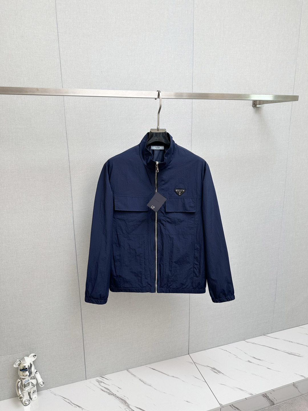 NO:567173,PRADA's new jackets and coats are hot-selling products on the official website at the same time. Channel products are high-end customized. The quality can withstand any form of inspection, giving you a unique upper body experience!  All have gone through a strict selection process and are customized with original accessories. They are fashionable and versatile. The upper body is elegant and handsome, full of personality, and has a brand new visual sense. M—3XL,,prada,jackets & coats,jackets & coats,alexander wang19860909PRADA 新款 夹克 外套官网同步爆款 渠道货 高端定制 品质经得起任何形式检验,赋予你与众不同的上身体验！均经过严格的挑选工序,定制原版辅料,时尚百搭潮 上身优雅帅气, 个性十足,焕然一新的即视感 M—3XL,,prada,jackets & coats,jackets & coats,alexander wang,Men's clothing