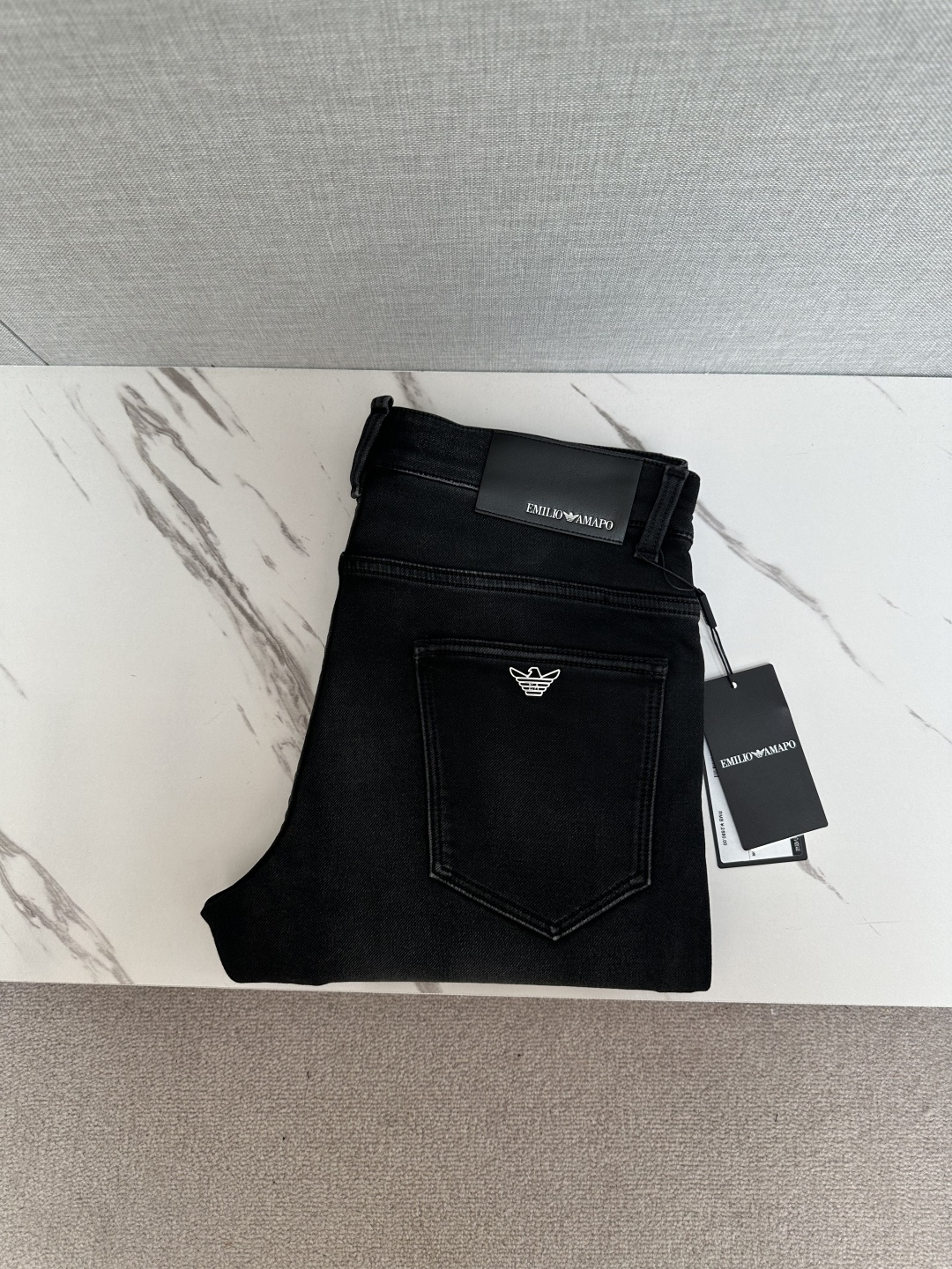 NO:569276,Amani's official website counters are available at the same time, original items, super stylish jeans, customized original washed denim fabric, unique design, top-notch printing technology letter pattern logo, original hardware accessories decoration, an extremely outstanding pair of jeans, the materials and craftsmanship are extremely luxurious and exquisite, extremely high-grade, handsome and stylish upper body, recommended, size 30-38, jeans, alexander wang19860909Amani 官网专柜同步有售,原单狠货,超级有范儿的一款牛仔裤,定制原版水洗牛仔面料,独特设计,顶级印花工艺字母图案logo,原版五金辅料装饰,极为翘楚的一款牛仔裤,用料与工艺都极致奢华精湛,档次极高,上身帅气有型,推荐,码数30—38,,jeans,alexander wang,Men's clothing