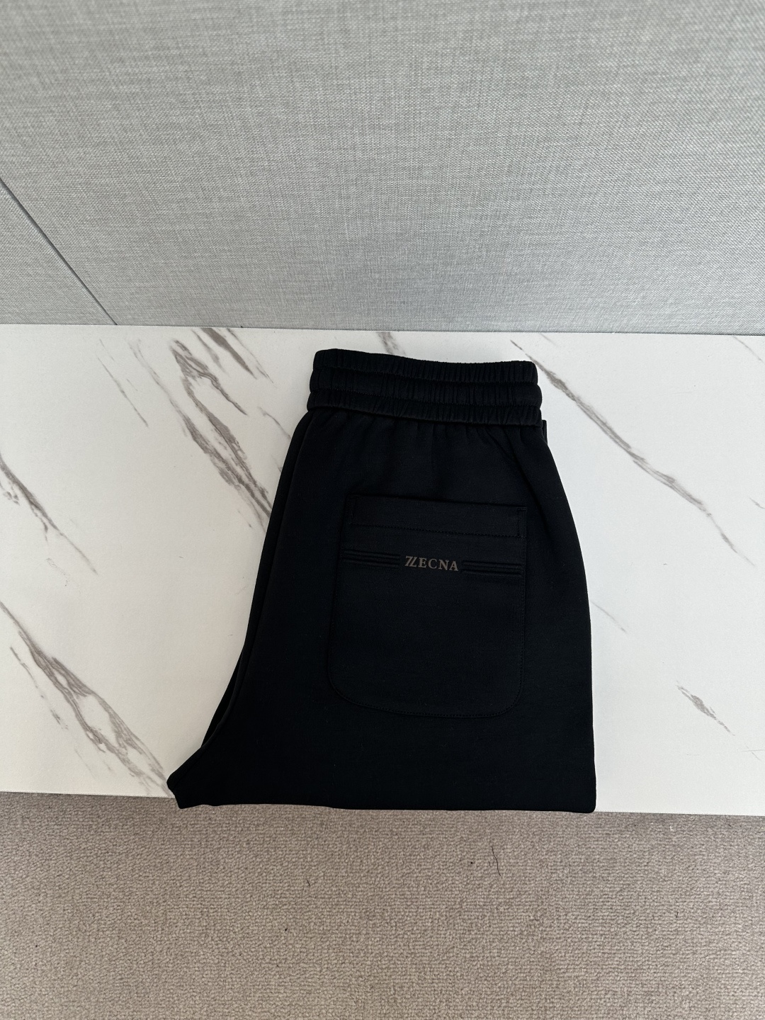 NO:569281,Z men's original casual pants for autumn and winter. Highly recommended!  This model uses original exclusive fabrics!  The craftsmanship is top-notch, and the design, logo, and hardware decoration are all top-notch!  It has a strong three-dimensional sense and is visually stunning. The pattern is presented by the iconic brand pattern. It is very recognizable and high-end and fashionable, and effectively demonstrates your identity!  In addition, it feels full of cotton, has both comfort and breathability, is extremely delicate to the touch, and has excellent skin-friendliness!  The details are perfect, all kinds of exquisite and elegant, the shape is very strong, the upper body is full of shape, it is a unique type on the market!  Size 30—38,,alexander wang19860909Z 秋冬男士原单休闲裤 重磅推荐！此款所运用原版专属面料！还是工艺都堪称顶尖,设计logo五金修饰！立体感极强,视觉极其惊艳震撼,图案由标志性的品牌图案呈现,辨识度非常鲜明且高级时髦,有力彰显身份！此外棉感十足,舒适性与透气性兼备,触感极为细腻,亲肤性绝佳！细节完美如斯,各种精湛考究 造型感极强,上身型款十足,属于市面独一无二的类型！尺码30—38,,alexander wang,Men's clothing