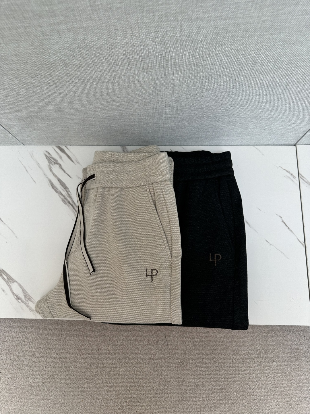 NO:569285,LP autumn and winter men's original casual pants are highly recommended!  This model uses original exclusive fabrics!  The craftsmanship is top-notch, and the design, logo, and hardware decoration are all top-notch!  It has a strong three-dimensional sense and is visually stunning. The pattern is presented by the iconic brand pattern. It is very recognizable and high-end and fashionable, and effectively demonstrates your identity!  In addition, it feels full of cotton, has both comfort and breathability, is extremely delicate to the touch, and has excellent skin-friendliness!  The details are perfect, all kinds of exquisite and elegant, the shape is very strong, the upper body is full of shape, it is a unique type on the market!  Size 30—38,,loro piana,alexander wang19860909LP 秋冬男士原单休闲裤 重磅推荐！此款所运用原版专属面料！还是工艺都堪称顶尖,设计logo五金修饰！立体感极强,视觉极其惊艳震撼,图案由标志性的品牌图案呈现,辨识度非常鲜明且高级时髦,有力彰显身份！此外棉感十足,舒适性与透气性兼备,触感极为细腻,亲肤性绝佳！细节完美如斯,各种精湛考究 造型感极强,上身型款十足,属于市面独一无二的类型！尺码30—38,,loro piana,alexander wang,Men's clothing