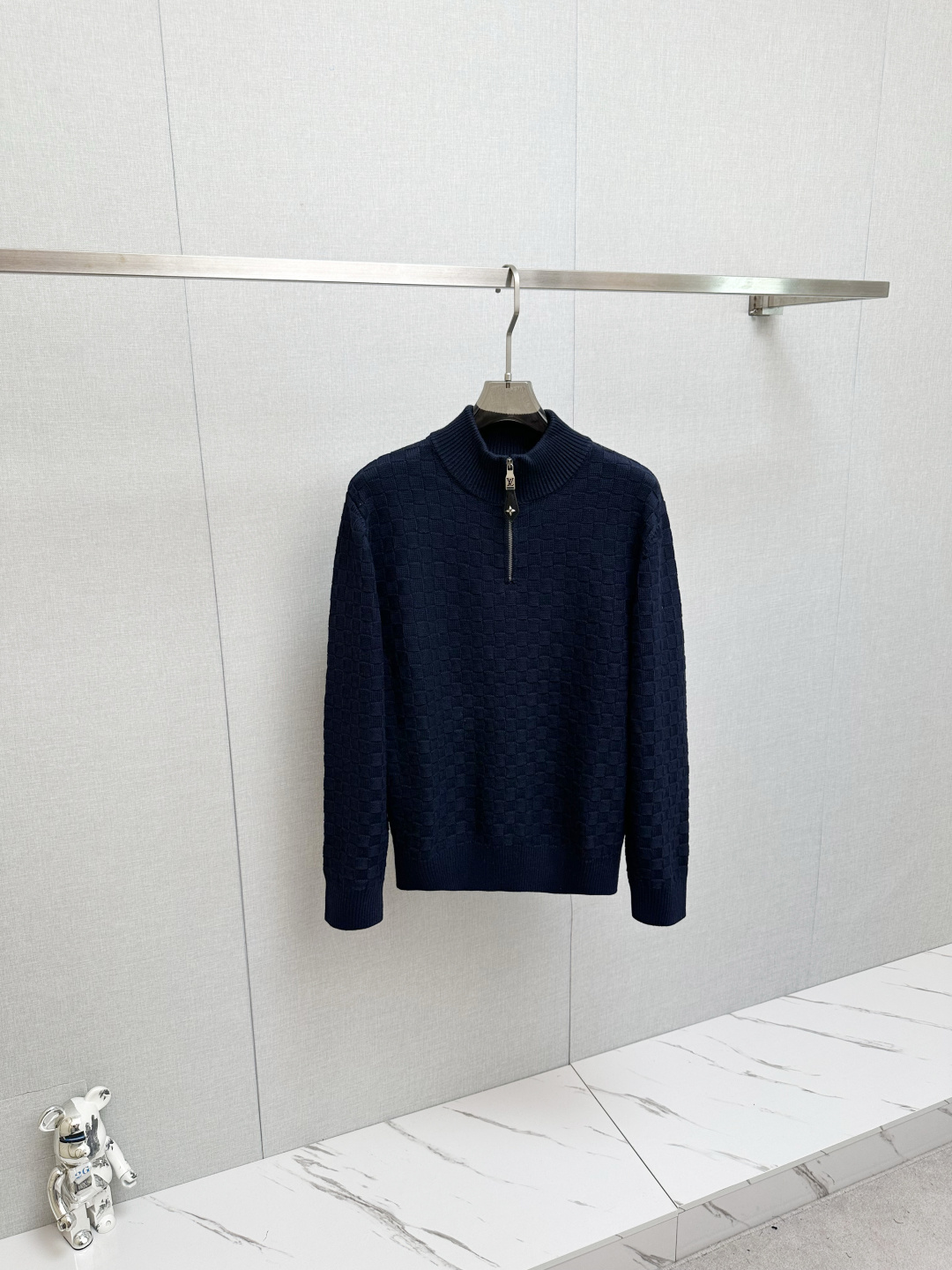 NO:569313,LV's new hot product 2025 autumn and winter new wool sweater. The brand's classic, simple and elegant brand knitted wool sweater, made of imported New Zealand sheep wool. It is soft, delicate and very comfortable. The design is very simple, dear friends, hurry up and get it!  Size S—XL,,louis vuitton,sweaters,alexander wang19860909LV 新品爆款 2025秋冬新品羊毛毛衣 品牌经典简约大气品牌针织羊毛毛衣,采用进口新西兰绵羊毛.柔软细腻 非常舒服 .设计非常的简洁,亲们赶紧入手！尺码S—XL,,louis vuitton,sweaters,alexander wang,Men's clothing