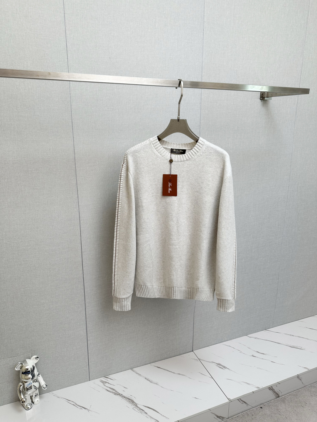 NO:569308,LP's hot new product 2025 autumn and winter new wool sweater. The brand's classic, simple and elegant brand knitted wool sweater, made of imported New Zealand sheep wool. Soft, delicate and very comfortable. The design is very simple, dear friends, hurry up and get it!  Size S—XL,,loro piana,sweaters,alexander wang19860909LP 新品爆款 2025秋冬新品羊毛毛衣 品牌经典简约大气品牌针织羊毛毛衣,采用进口新西兰绵羊毛.柔软细腻 非常舒服 .设计非常的简洁,亲们赶紧入手！尺码S—XL,,loro piana,sweaters,alexander wang,Men's clothing