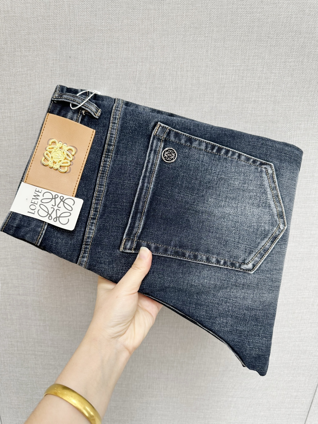 NO:571067,LOEWE official website counters are available at the same time, the original order is very good, a super stylish pair of jeans, customized original washed denim fabric, unique design, top-notch printing technology letter pattern logo, original hardware accessories decoration, an extremely outstanding pair of jeans, the materials and craftsmanship are extremely luxurious and exquisite, extremely high-grade, handsome and stylish upper body, recommended, code number 29-38,, loewe,jeans,alexander wang19860909LOEWE 官网专柜同步有售,原单狠货,超级有范儿的一款牛仔裤,定制原版水洗牛仔面料,独特设计,顶级印花工艺字母图案logo,原版五金辅料装饰,极为翘楚的一款牛仔裤,用料与工艺都极致奢华精湛,档次极高,上身帅气有型,推荐,码数29—38,,loewe,jeans,alexander wang,Men's clothing