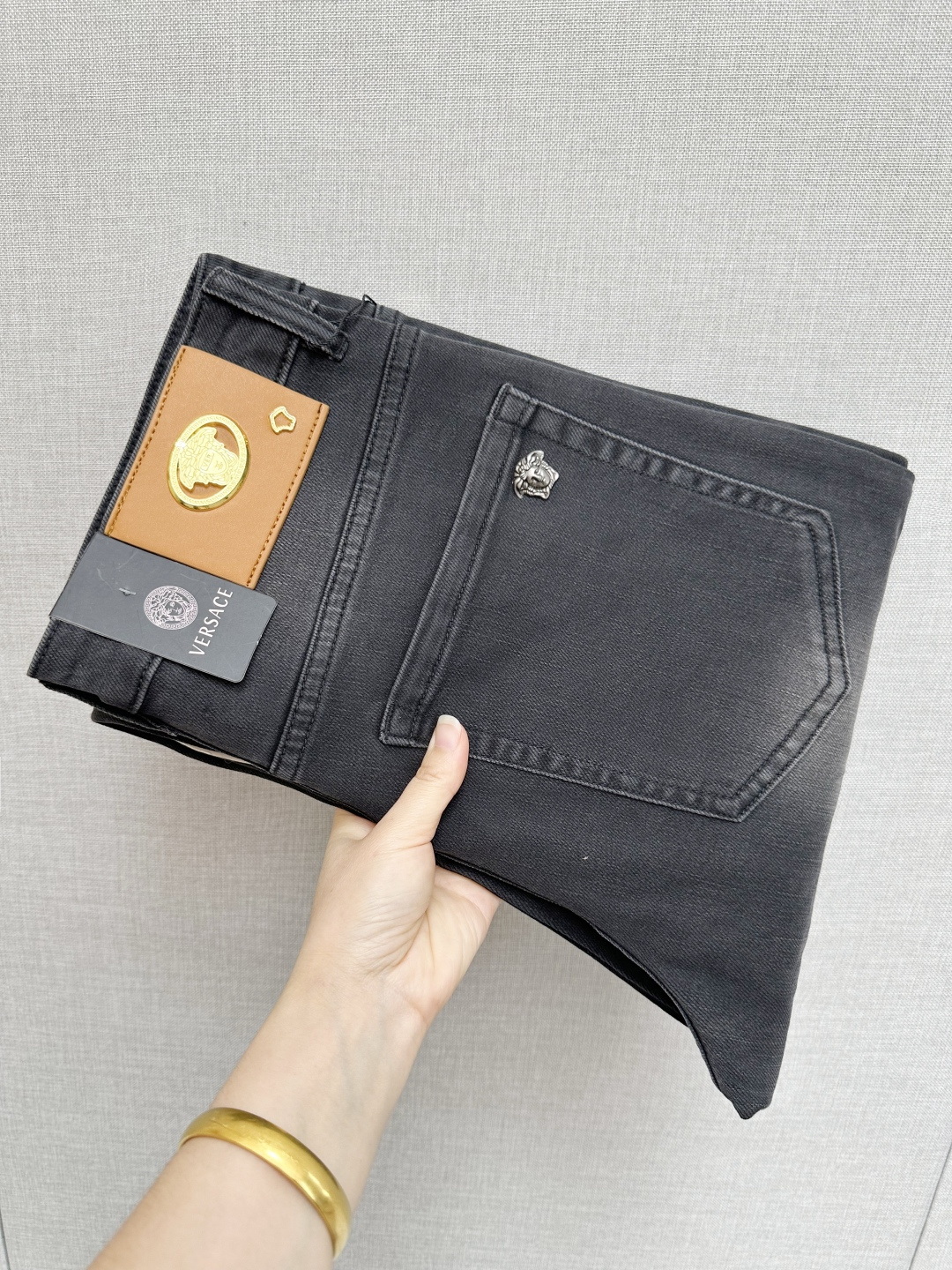 NO:571093,Vasa's official website counters are available at the same time, original goods, super stylish jeans, customized original washed denim fabric, unique design, top-notch printing technology letter pattern logo, original hardware accessories decoration, extremely outstanding jeans, the materials and craftsmanship are extremely luxurious and exquisite, extremely high-grade, handsome and stylish upper body, recommended, code number 29-38, versace,jeans,alexander wang19860909瓦萨 官网专柜同步有售,原单狠货,超级有范儿的一款牛仔裤,定制原版水洗牛仔面料,独特设计,顶级印花工艺字母图案logo,原版五金辅料装饰,极为翘楚的一款牛仔裤,用料与工艺都极致奢华精湛,档次极高,上身帅气有型,推荐,码数29—38,,versace,jeans,alexander wang,Men's clothing