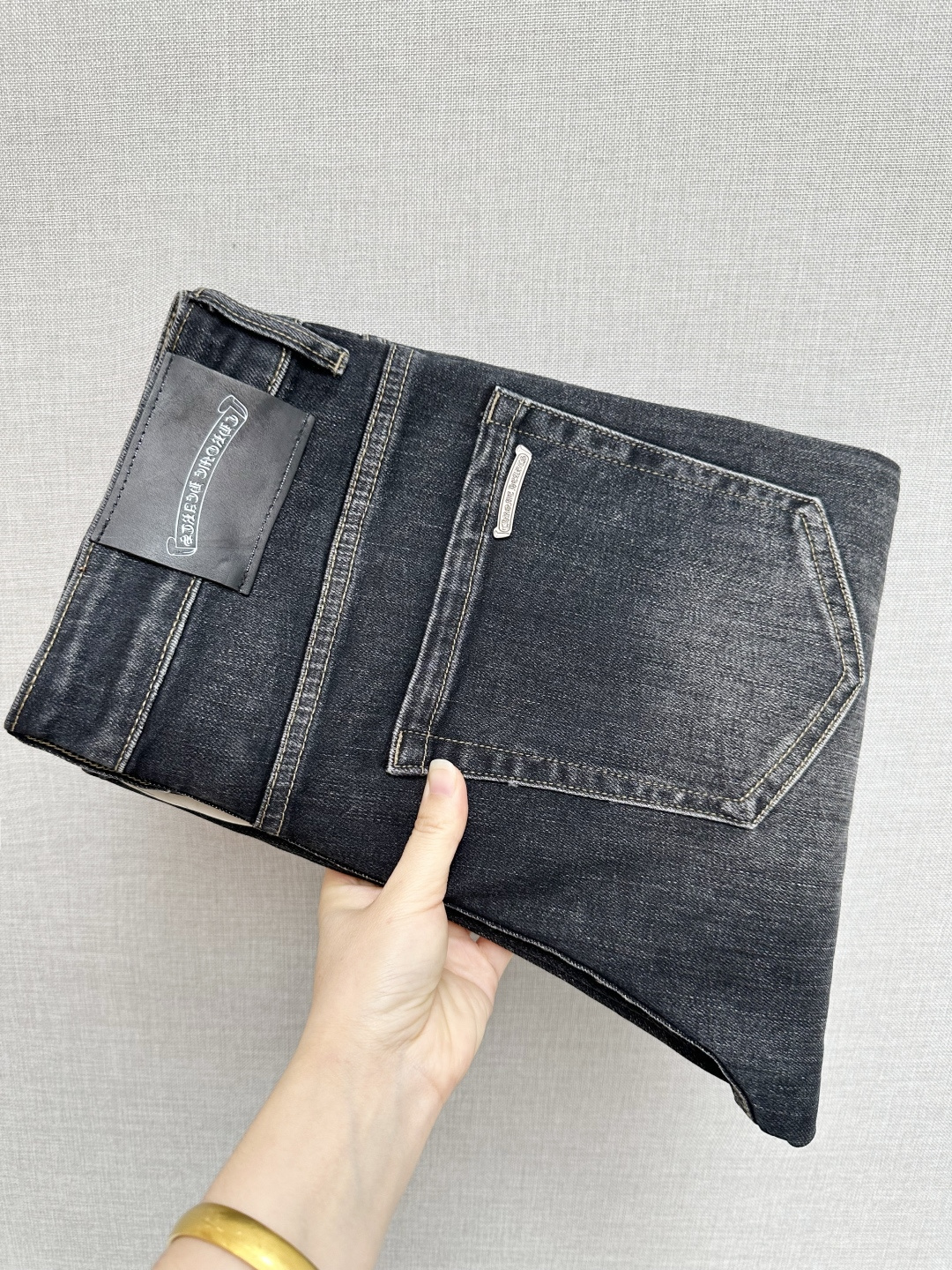 NO:571090,Kro's official website counters are available at the same time, original orders, super stylish jeans, customized original washed denim fabric, unique design, top-notch printing technology letter pattern logo, original hardware accessories decoration, an extremely outstanding pair of jeans, the materials and craftsmanship are extremely luxurious and exquisite, extremely high-grade, handsome and stylish upper body, recommended, code number 29-38, chrome hearts, jeans, alexander wang19860909克罗 官网专柜同步有售,原单狠货,超级有范儿的一款牛仔裤,定制原版水洗牛仔面料,独特设计,顶级印花工艺字母图案logo,原版五金辅料装饰,极为翘楚的一款牛仔裤,用料与工艺都极致奢华精湛,档次极高,上身帅气有型,推荐,码数29—38,,chrome hearts,jeans,alexander wang,Men's clothing