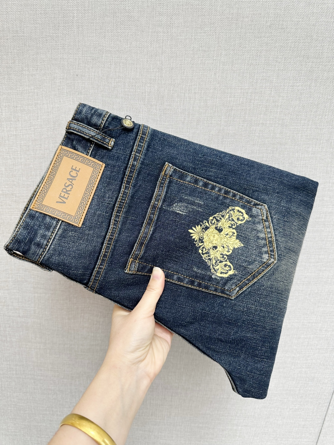 NO:571087,Vasa's official website counters are available at the same time, original goods, super stylish jeans, customized original washed denim fabric, unique design, top-notch printing technology letter pattern logo, original hardware accessories decoration, extremely outstanding jeans, the materials and craftsmanship are extremely luxurious and exquisite, extremely high-grade, handsome and stylish upper body, recommended, code number 29-38, versace,jeans,alexander wang19860909瓦萨 官网专柜同步有售,原单狠货,超级有范儿的一款牛仔裤,定制原版水洗牛仔面料,独特设计,顶级印花工艺字母图案logo,原版五金辅料装饰,极为翘楚的一款牛仔裤,用料与工艺都极致奢华精湛,档次极高,上身帅气有型,推荐,码数29—38,,versace,jeans,alexander wang,Men's clothing