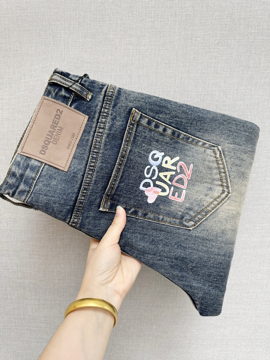 NO:571084,D2 official website counters are on sale at the same time, original goods, super stylish jeans, customized original washed denim fabric, unique design, top-notch printing technology letter pattern logo, original hardware accessories decoration, an extremely outstanding pair of jeans, the materials and craftsmanship are extremely luxurious and exquisite, extremely high-grade, handsome and stylish upper body, recommended, code number 29-38, jeans, alexander wang19860909D2 官网专柜同步有售,原单狠货,超级有范儿的一款牛仔裤,定制原版水洗牛仔面料,独特设计,顶级印花工艺字母图案logo,原版五金辅料装饰,极为翘楚的一款牛仔裤,用料与工艺都极致奢华精湛,档次极高,上身帅气有型,推荐,码数29—38,,jeans,alexander wang,Men's clothing