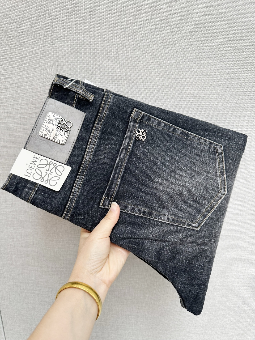 NO:571081,LOEWE official website counters are available at the same time, the original order is very good, a super stylish pair of jeans, customized original washed denim fabric, unique design, top-notch printing technology letter pattern logo, original hardware accessories decoration, an extremely outstanding pair of jeans, the materials and craftsmanship are extremely luxurious and exquisite, extremely high-grade, handsome and stylish upper body, recommended, code number 29-38,, loewe,jeans,alexander wang19860909LOEWE 官网专柜同步有售,原单狠货,超级有范儿的一款牛仔裤,定制原版水洗牛仔面料,独特设计,顶级印花工艺字母图案logo,原版五金辅料装饰,极为翘楚的一款牛仔裤,用料与工艺都极致奢华精湛,档次极高,上身帅气有型,推荐,码数29—38,,loewe,jeans,alexander wang,Men's clothing