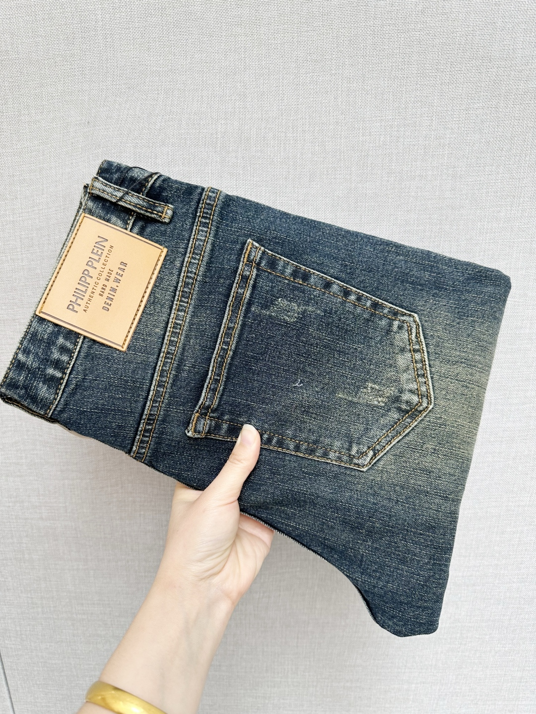 NO:571078,PP official website counters are available at the same time, original orders, super stylish jeans, customized original washed denim fabric, unique design, top-notch printing technology letter pattern logo, original hardware accessories decoration, an extremely outstanding pair of jeans, the materials and craftsmanship are extremely luxurious and exquisite, extremely high-grade, handsome and stylish upper body, recommended, code number 29-38,, jeans, alexander wang19860909PP 官网专柜同步有售,原单狠货,超级有范儿的一款牛仔裤,定制原版水洗牛仔面料,独特设计,顶级印花工艺字母图案logo,原版五金辅料装饰,极为翘楚的一款牛仔裤,用料与工艺都极致奢华精湛,档次极高,上身帅气有型,推荐,码数29—38,,jeans,alexander wang,Men's clothing