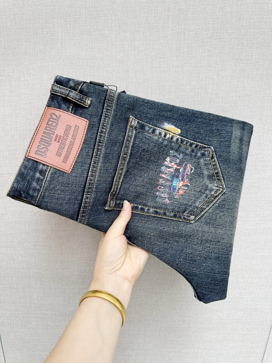 NO:571075,D2 official website counters are on sale at the same time, original goods, super stylish jeans, customized original washed denim fabric, unique design, top-notch printing technology letter pattern logo, original hardware accessories decoration, an extremely outstanding pair of jeans, the materials and craftsmanship are extremely luxurious and exquisite, extremely high-grade, handsome and stylish upper body, recommended, code number 29-38, jeans, alexander wang19860909D2 官网专柜同步有售,原单狠货,超级有范儿的一款牛仔裤,定制原版水洗牛仔面料,独特设计,顶级印花工艺字母图案logo,原版五金辅料装饰,极为翘楚的一款牛仔裤,用料与工艺都极致奢华精湛,档次极高,上身帅气有型,推荐,码数29—38,,jeans,alexander wang,Men's clothing