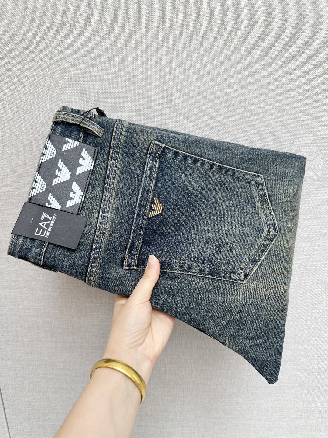 NO:571072,Amani's official website counters are available at the same time, original items, super stylish jeans, customized original washed denim fabric, unique design, top-notch printing technology letter pattern logo, original hardware accessories decoration, an extremely outstanding pair of jeans, the materials and craftsmanship are extremely luxurious and exquisite, extremely high-grade, handsome and stylish upper body, recommended, size 29-38, jeans, alexander wang19860909Amani 官网专柜同步有售,原单狠货,超级有范儿的一款牛仔裤,定制原版水洗牛仔面料,独特设计,顶级印花工艺字母图案logo,原版五金辅料装饰,极为翘楚的一款牛仔裤,用料与工艺都极致奢华精湛,档次极高,上身帅气有型,推荐,码数29—38,,jeans,alexander wang,Men's clothing