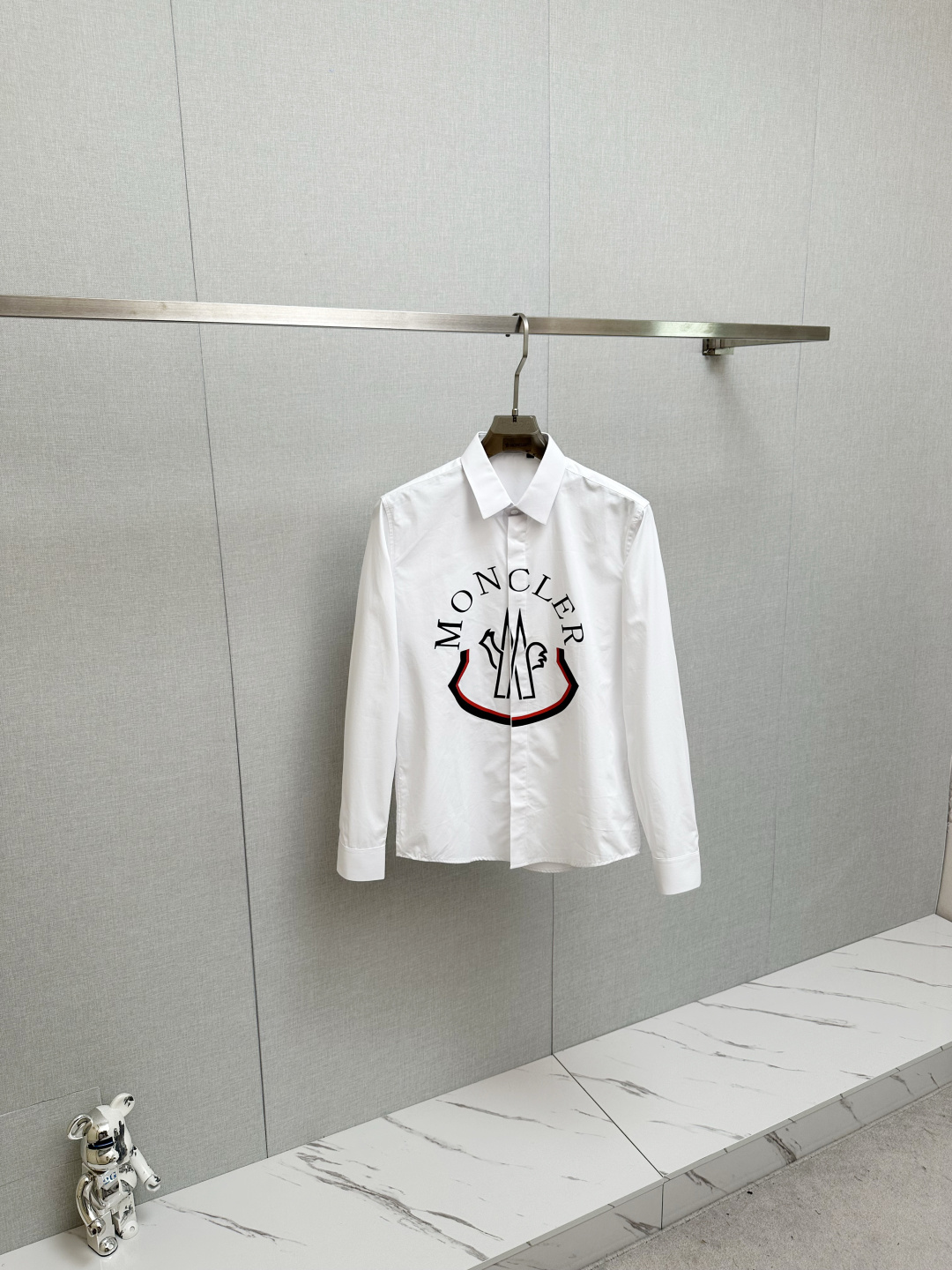 NO:571061,The MO official website synchronizes with the original original label and is in stock for a long time. Top-notch business casual original long-sleeved shirts with advanced customization and versatile styles. Anyone can easily control it. The fabric is fully customized. The latest logo design of a luxury classic brand on the chest is very classy and a must-have for those who know the goods. It shows aura and highlights the sophistication of business men. This is unique. The upper body effect is very good!  Size 38—42,,shirts,alexander wang19860909MO 官网同步原版原标长期有货 顶级商务休闲原单长袖衬衫高级定制百搭款式 任何人都可以轻松驾驭 面料全订制工艺 胸前奢华经典品牌最新logo设计,非常显档次懂货的必须入,显气场,又会凸显商务男士的精致,这就是独到之处,上身效果非常赞！尺码38—42,,shirts,alexander wang,Men's clothing