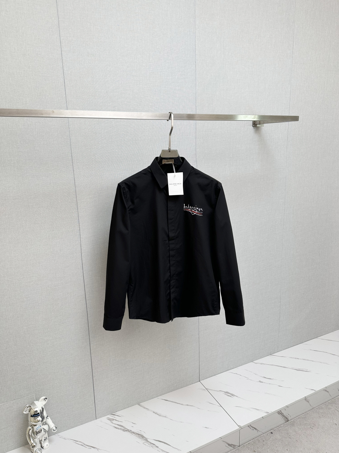 NO:571059,The BAL official website synchronizes the original original label and is in stock for a long time. Top-notch business casual original single long-sleeved shirts, advanced customization and versatile styles. Anyone can easily control it. The fabric is fully customized. The latest logo design of the luxury classic brand on the chest is very classy and a must-have for those who know the goods. It shows aura and highlights the sophistication of business men. This is unique. The upper body effect is very good!  Size 38—42,,shirts,alexander wang19860909BAL 官网同步原版原标长期有货 顶级商务休闲原单长袖衬衫高级定制百搭款式 任何人都可以轻松驾驭 面料全订制工艺 胸前奢华经典品牌最新logo设计,非常显档次懂货的必须入,显气场,又会凸显商务男士的精致,这就是独到之处,上身效果非常赞！尺码38—42,,shirts,alexander wang,Men's clothing