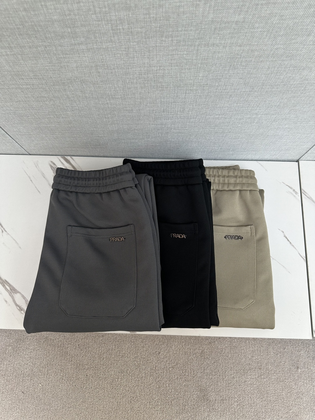 NO:571943,PRADA exclusively offers new casual pants, high-end version!  Custom-made fabrics at the counter are highly breathable and comfortable, with impeccable details and brand element design concepts, reflecting high quality. It feels delicate and soft!  It presents a casual cut and the upper body shape is awesome!  Size M-3XL,,prada,alexander wang19860909PRADA 独家专供新款休闲裤 高端版本！专柜定制面料 透气舒适度高,细节无可挑剔,品牌元素设计理念,体现高品质.手感细腻柔软！呈现休闲裁剪,上身版型超赞！码数M-3XL,,prada,alexander wang,Men's clothing