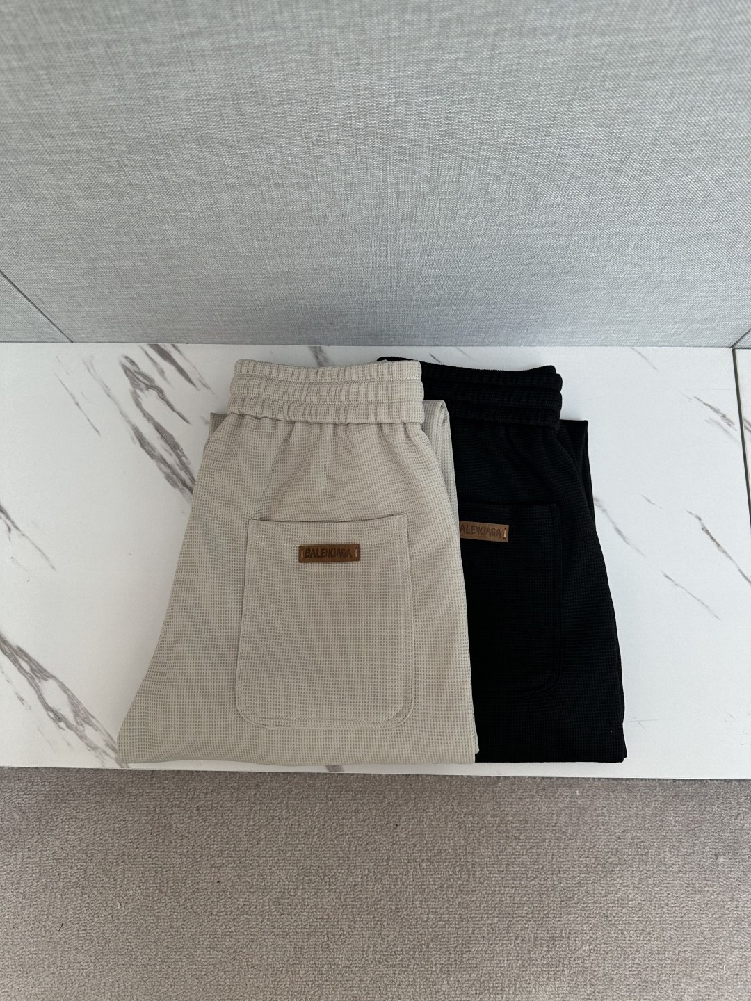 NO:571949,BALE exclusively offers high-end version of new casual pants!  Custom-made fabrics at the counter are highly breathable and comfortable, with impeccable details and brand element design concepts, reflecting high quality. It feels delicate and soft!  It presents a casual cut and the upper body shape is awesome!  Size M-3XL,,balenciaga,alexander wang19860909BALE 独家专供新款休闲裤 高端版本！专柜定制面料 透气舒适度高,细节无可挑剔,品牌元素设计理念,体现高品质.手感细腻柔软！呈现休闲裁剪,上身版型超赞！码数M-3XL,,balenciaga,alexander wang,Men's clothing