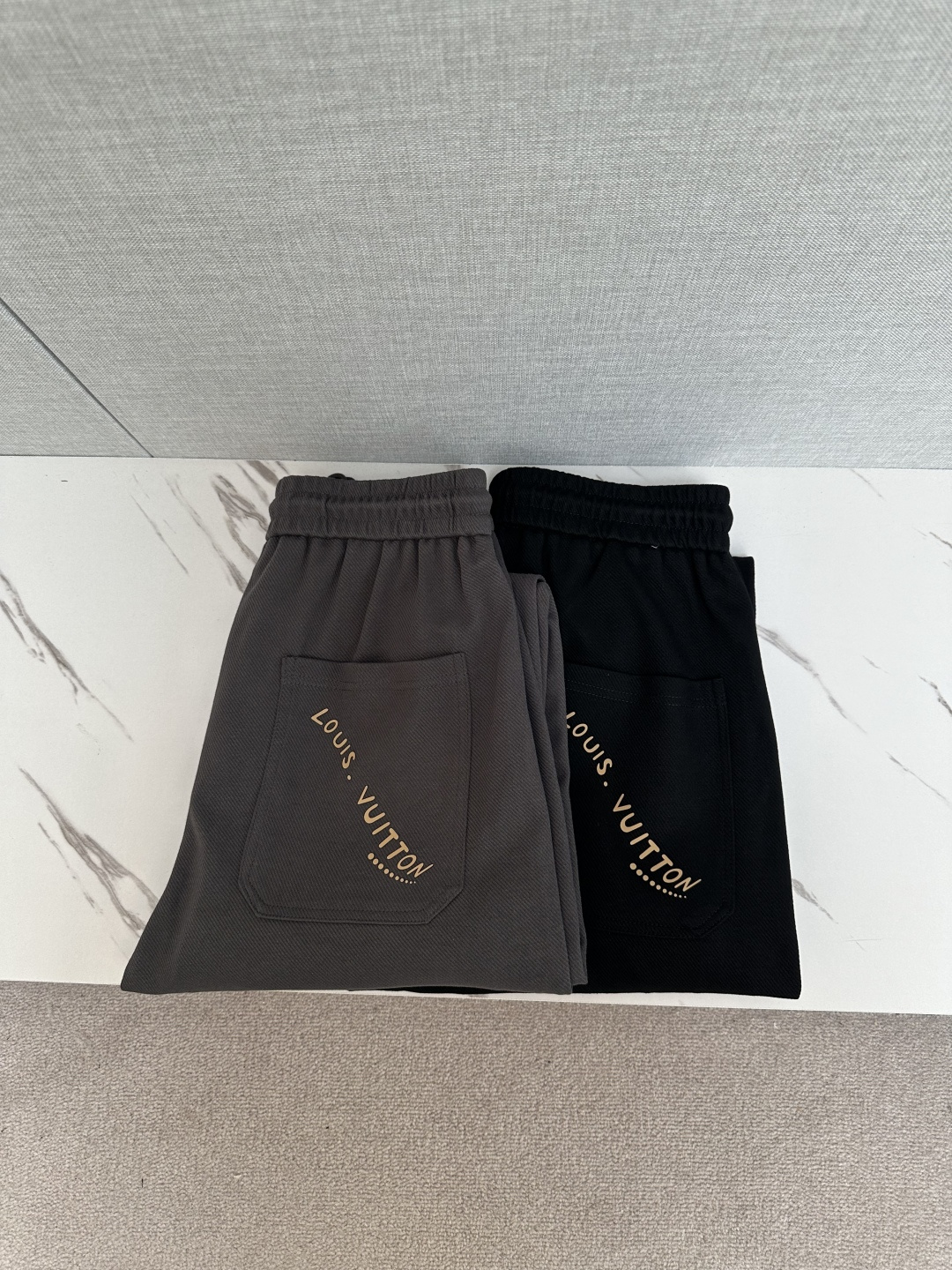 NO:571952,LV exclusive new casual pants high-end version!  Custom-made fabrics at the counter are highly breathable and comfortable, with impeccable details and brand element design concepts, reflecting high quality. It feels delicate and soft!  It presents a casual cut and the upper body shape is awesome!  Size M-3XL,,louis vuitton,alexander wang19860909LV 独家专供新款休闲裤 高端版本！专柜定制面料 透气舒适度高,细节无可挑剔,品牌元素设计理念,体现高品质.手感细腻柔软！呈现休闲裁剪,上身版型超赞！码数M-3XL,,louis vuitton,alexander wang,Men's clothing