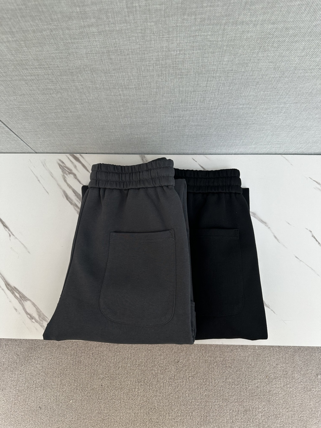 NO:571954,PRADA exclusively offers new casual pants, high-end version!  Custom-made fabrics at the counter are highly breathable and comfortable, with impeccable details and brand element design concepts, reflecting high quality. It feels delicate and soft!  It presents a casual cut and the upper body shape is awesome!  Size M-3XL,,prada,alexander wang19860909PRADA 独家专供新款休闲裤 高端版本！专柜定制面料 透气舒适度高,细节无可挑剔,品牌元素设计理念,体现高品质.手感细腻柔软！呈现休闲裁剪,上身版型超赞！码数M-3XL,,prada,alexander wang,Men's clothing