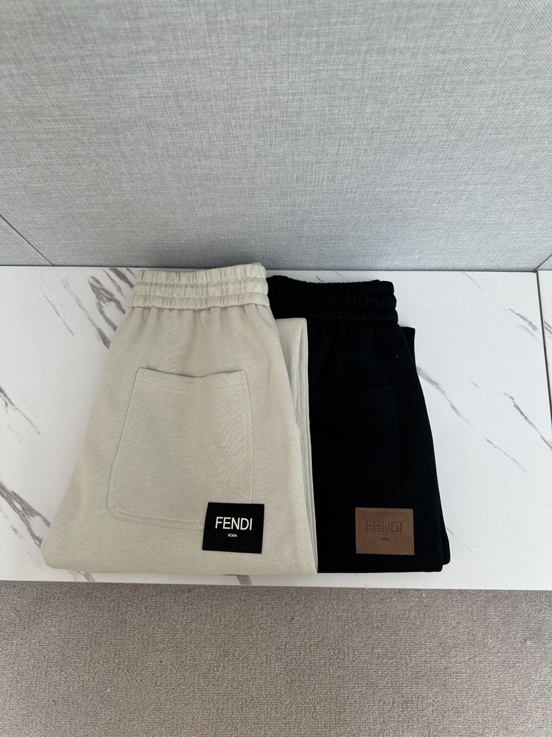 NO:571957,FD exclusively offers new casual pants, high-end version!  Custom-made fabrics at the counter are highly breathable and comfortable, with impeccable details and brand element design concepts, reflecting high quality. It feels delicate and soft!  It presents a casual cut and the upper body shape is awesome!  Size M-3XL,,alexander wang19860909FD 独家专供新款休闲裤 高端版本！专柜定制面料 透气舒适度高,细节无可挑剔,品牌元素设计理念,体现高品质.手感细腻柔软！呈现休闲裁剪,上身版型超赞！码数M-3XL,,alexander wang,Men's clothing