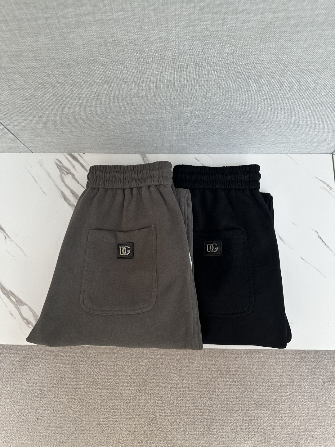 NO:571960,DG exclusively supplies new casual pants, high-end version!  Custom-made fabrics at the counter are highly breathable and comfortable, with impeccable details and brand element design concepts, reflecting high quality. It feels delicate and soft!  It presents a casual cut and the upper body shape is awesome!  Size M-3XL,,alexander wang19860909DG 独家专供新款休闲裤 高端版本！专柜定制面料 透气舒适度高,细节无可挑剔,品牌元素设计理念,体现高品质.手感细腻柔软！呈现休闲裁剪,上身版型超赞！码数M-3XL,,alexander wang,Men's clothing
