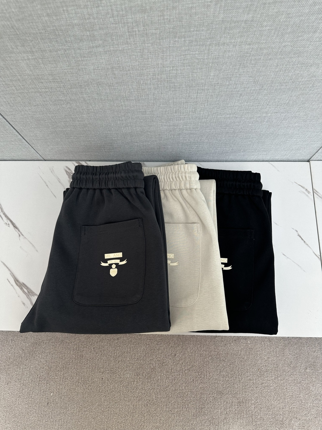 NO:571963,PRADA exclusively offers new casual pants, high-end version!  Custom-made fabrics at the counter are highly breathable and comfortable, with impeccable details and brand element design concepts, reflecting high quality. It feels delicate and soft!  It presents a casual cut and the upper body shape is awesome!  Size M-3XL,,prada,alexander wang19860909PRADA 独家专供新款休闲裤 高端版本！专柜定制面料 透气舒适度高,细节无可挑剔,品牌元素设计理念,体现高品质.手感细腻柔软！呈现休闲裁剪,上身版型超赞！码数M-3XL,,prada,alexander wang,Men's clothing