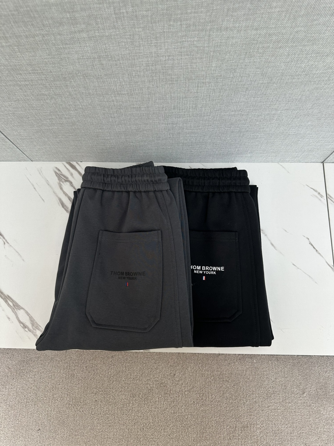 NO:571966,TB exclusively offers new casual pants, high-end versions!  Custom-made fabrics at the counter are highly breathable and comfortable, with impeccable details and brand element design concepts, reflecting high quality. It feels delicate and soft!  It presents a casual cut and the upper body shape is awesome!  Size M-3XL,,alexander wang19860909TB 独家专供新款休闲裤 高端版本！专柜定制面料 透气舒适度高,细节无可挑剔,品牌元素设计理念,体现高品质.手感细腻柔软！呈现休闲裁剪,上身版型超赞！码数M-3XL,,alexander wang,Men's clothing