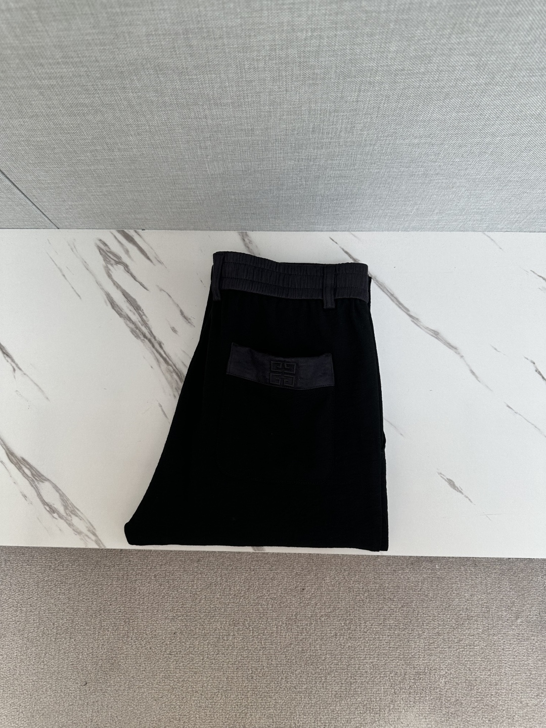 NO:571944,GVC2025 new autumn and winter casual pants! Official website for simultaneous sale. Brand classic logo casual pants, customized fabrics, excellent comfort, strong touch. Highly recognizable, perfect appearance and craftsmanship. Size: m-3XL,, alexander wang19860909GVC2025秋冬新款休闲裤!官网同步发售.品牌经典logo休闲裤,定制面料,舒适度极好,手触感强烈.辨识度极高,完美品相工艺. 尺码: m-3XL,,alexander wang,Men's clothing